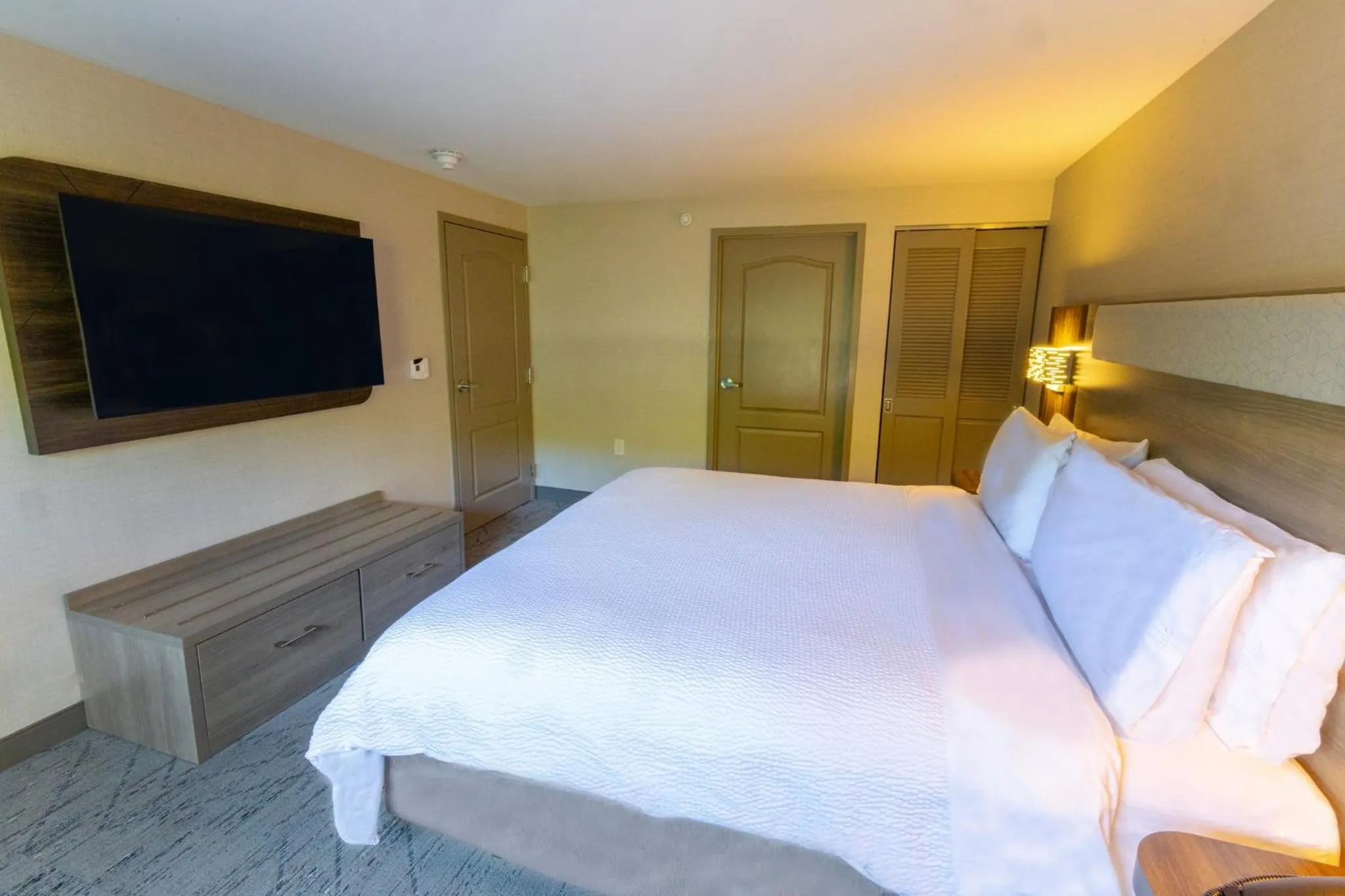 Photo of the whole room, Bed in Holiday Inn Express - Neptune by IHG