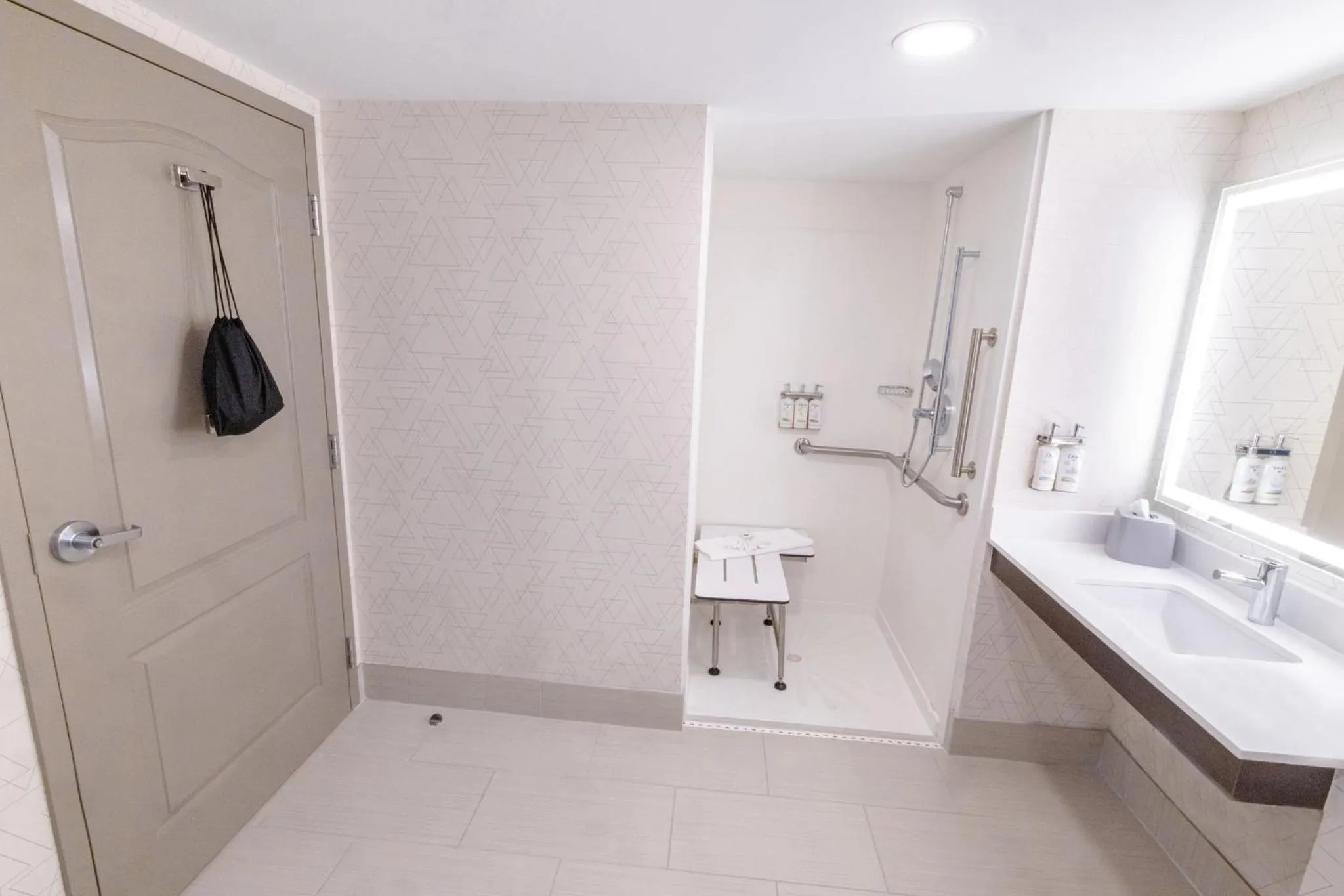 Photo of the whole room in Holiday Inn Express - Neptune by IHG