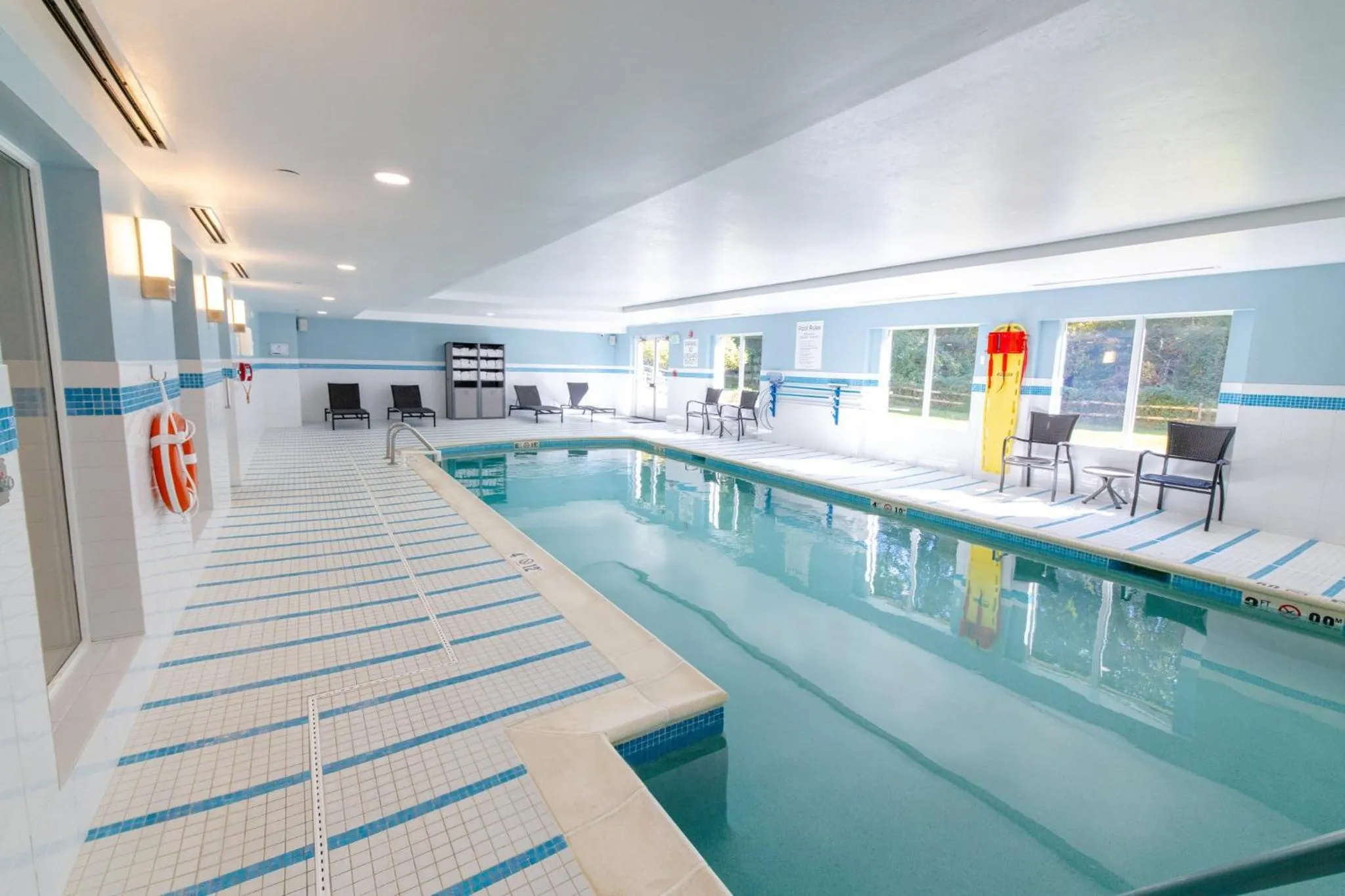 Swimming pool in Holiday Inn Express - Neptune by IHG