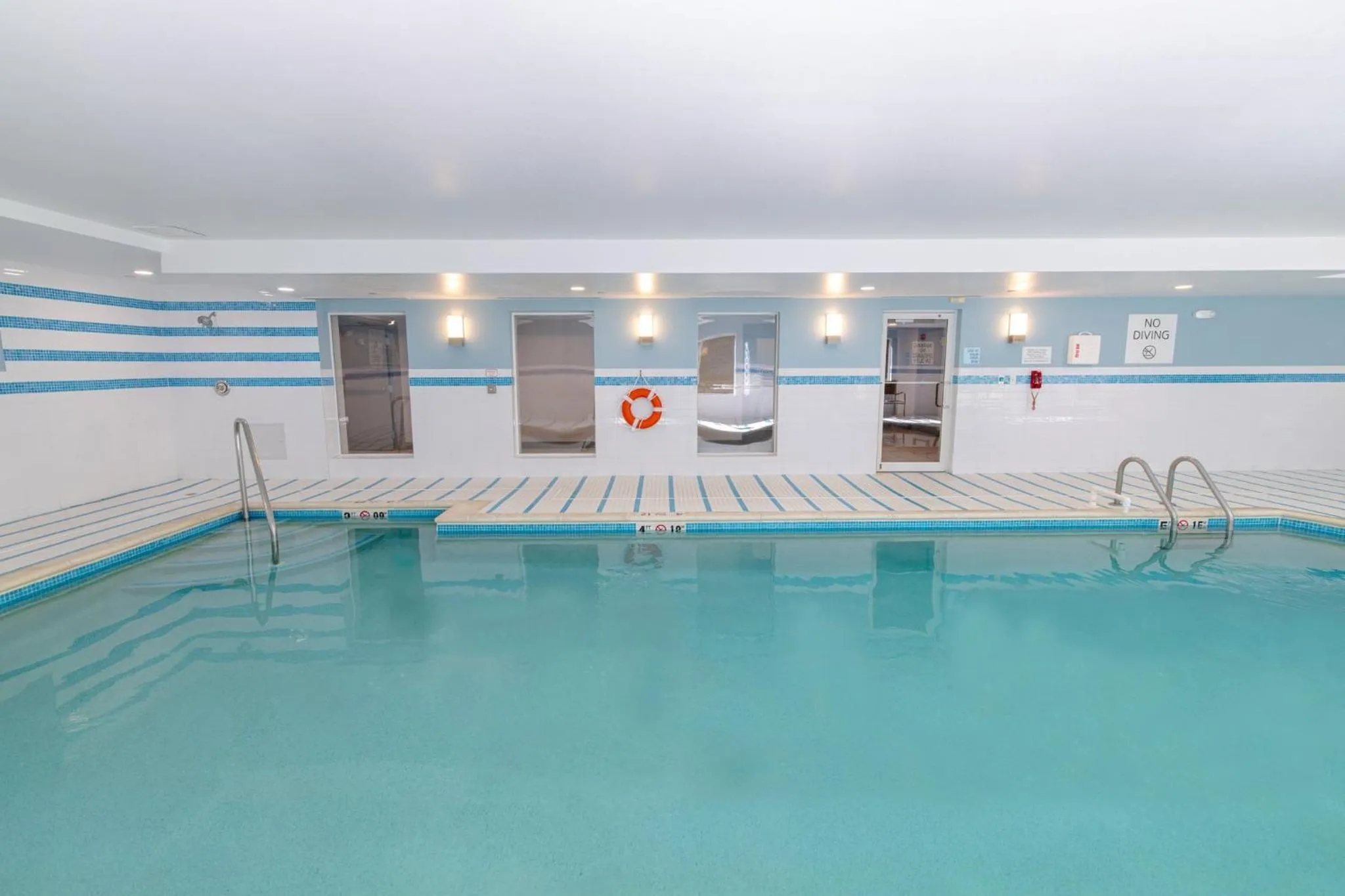 Swimming pool in Holiday Inn Express - Neptune by IHG