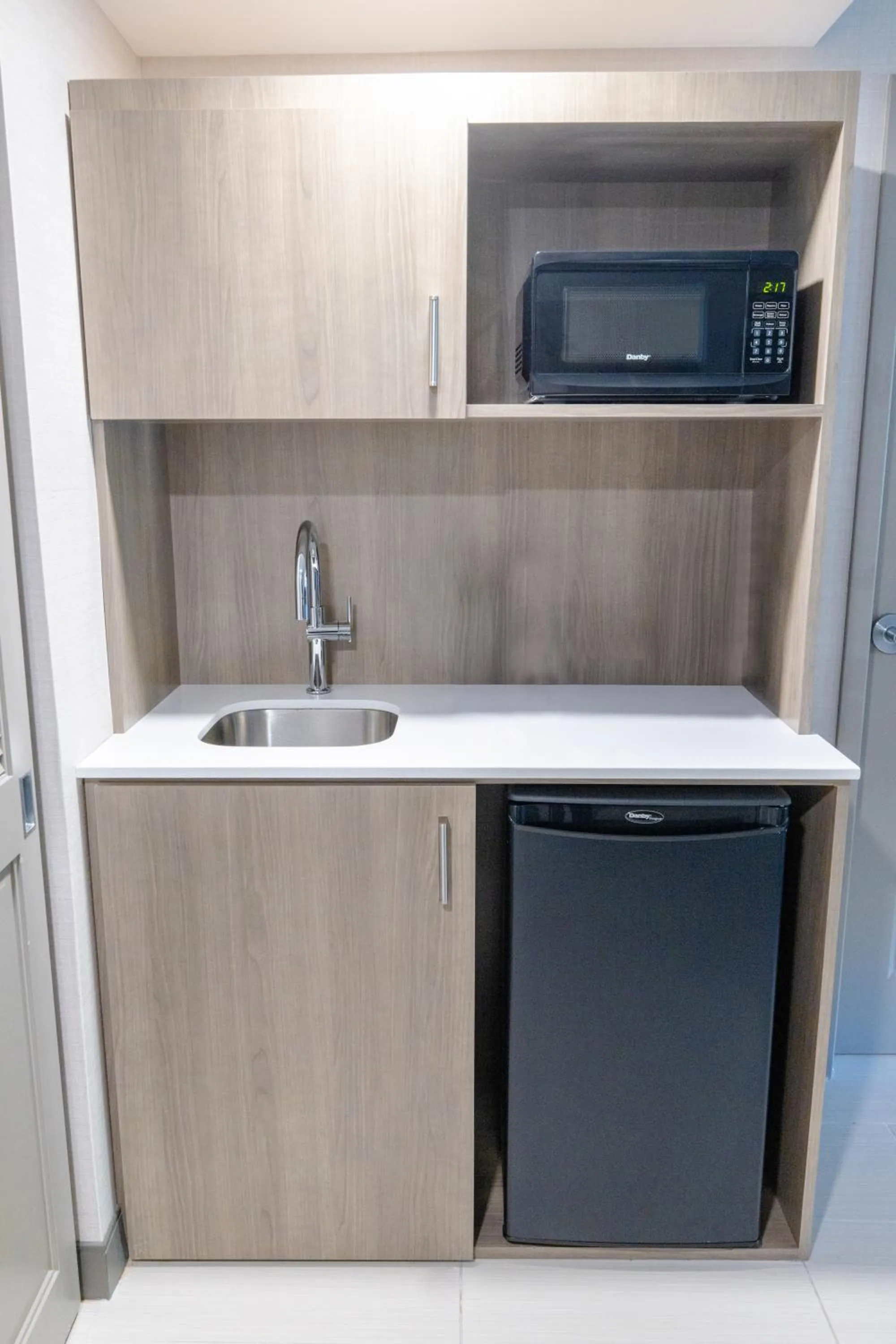 microwave in Holiday Inn Express - Neptune by IHG