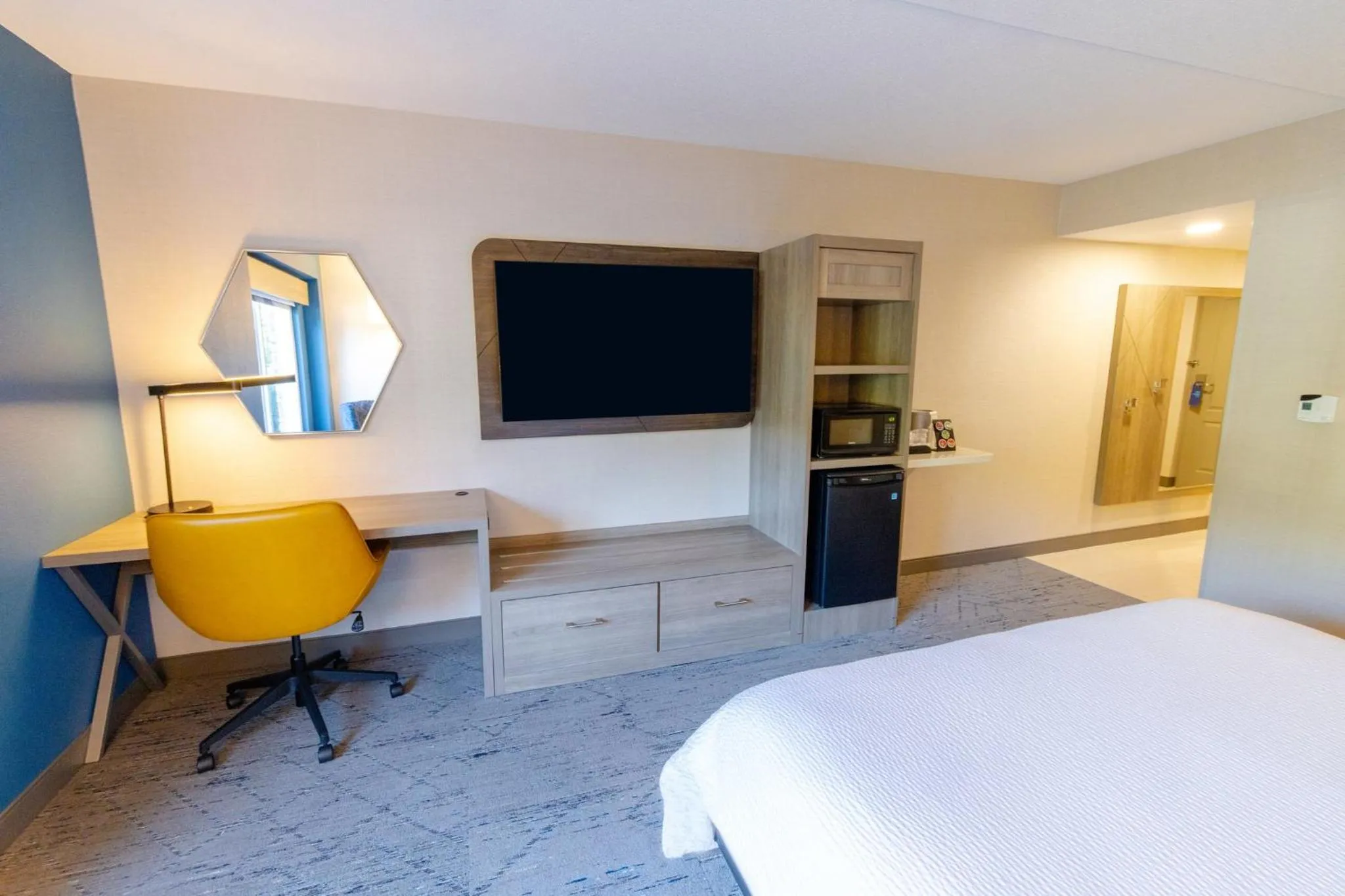Photo of the whole room, Bed in Holiday Inn Express - Neptune by IHG