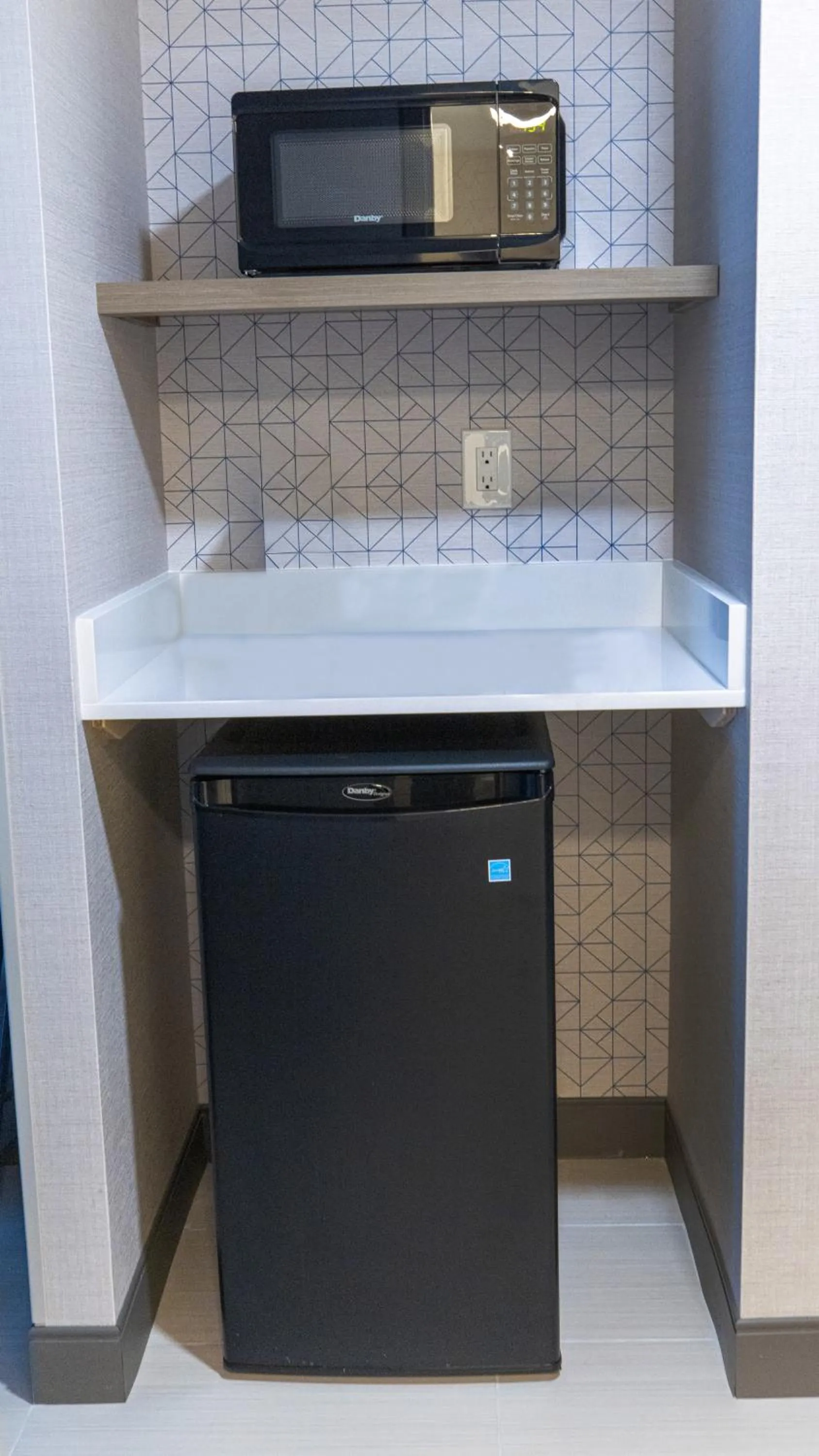 microwave in Holiday Inn Express - Neptune by IHG