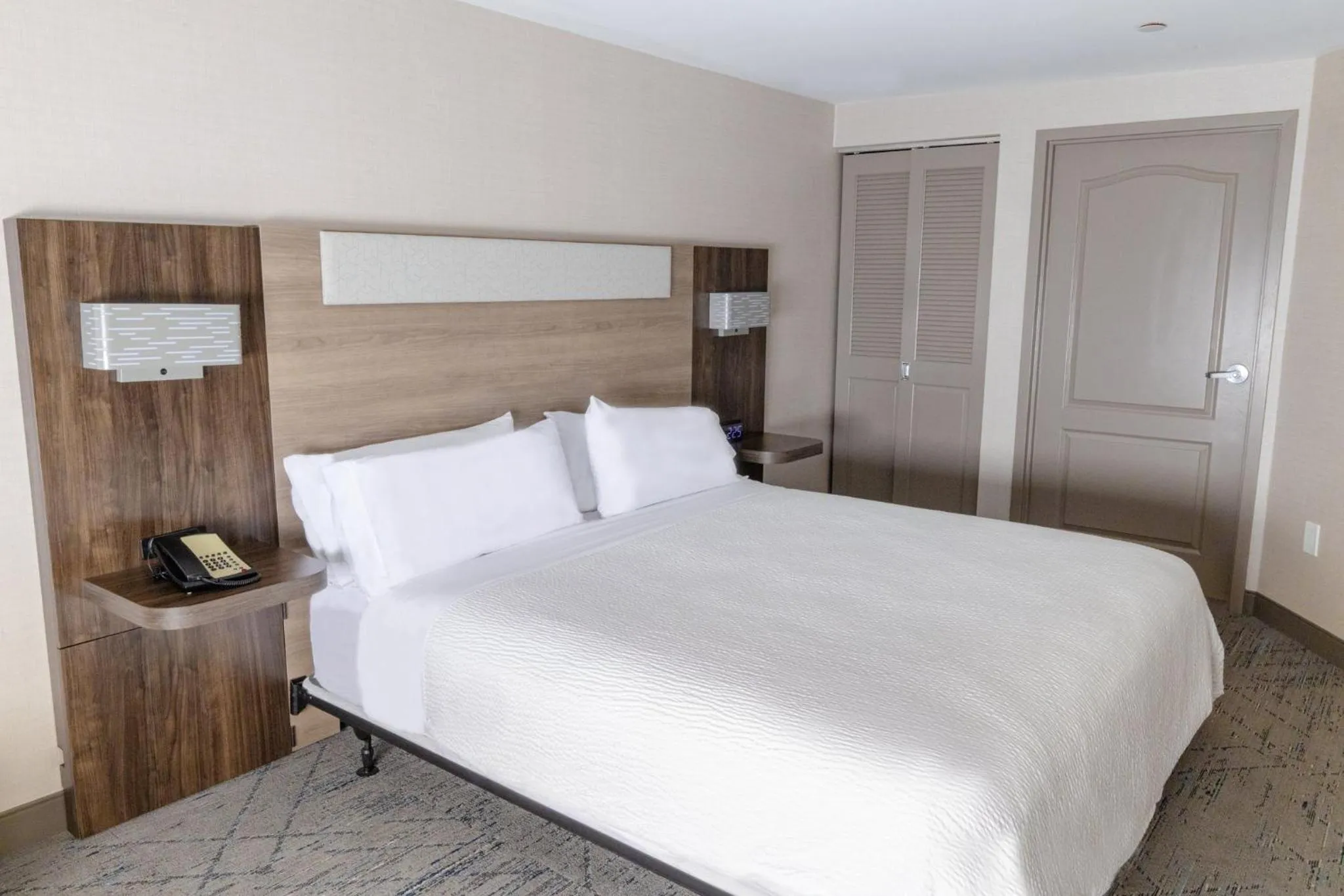 Photo of the whole room, Bed in Holiday Inn Express - Neptune by IHG