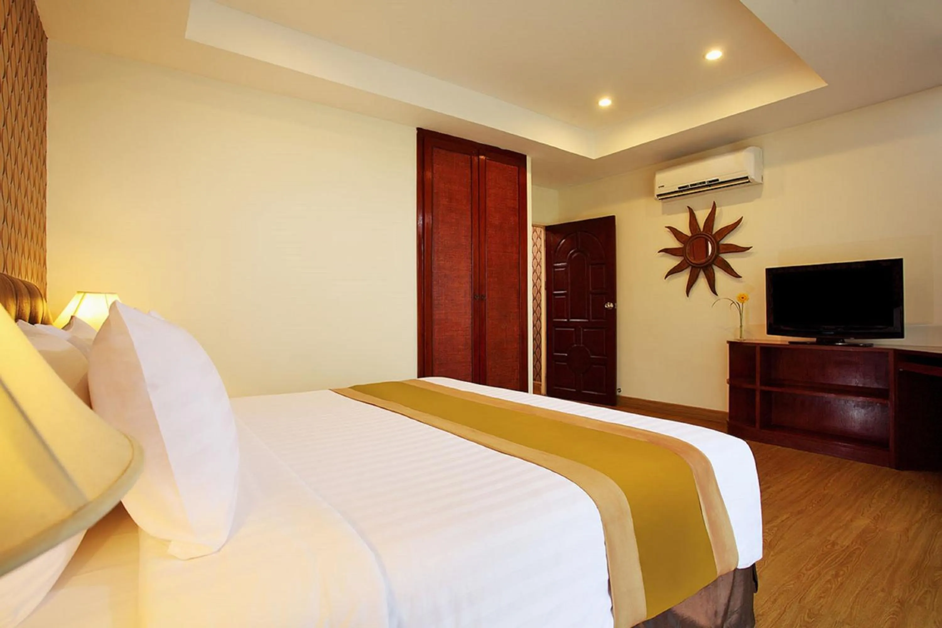Bedroom, Bed in Nova Park Hotel Pattaya