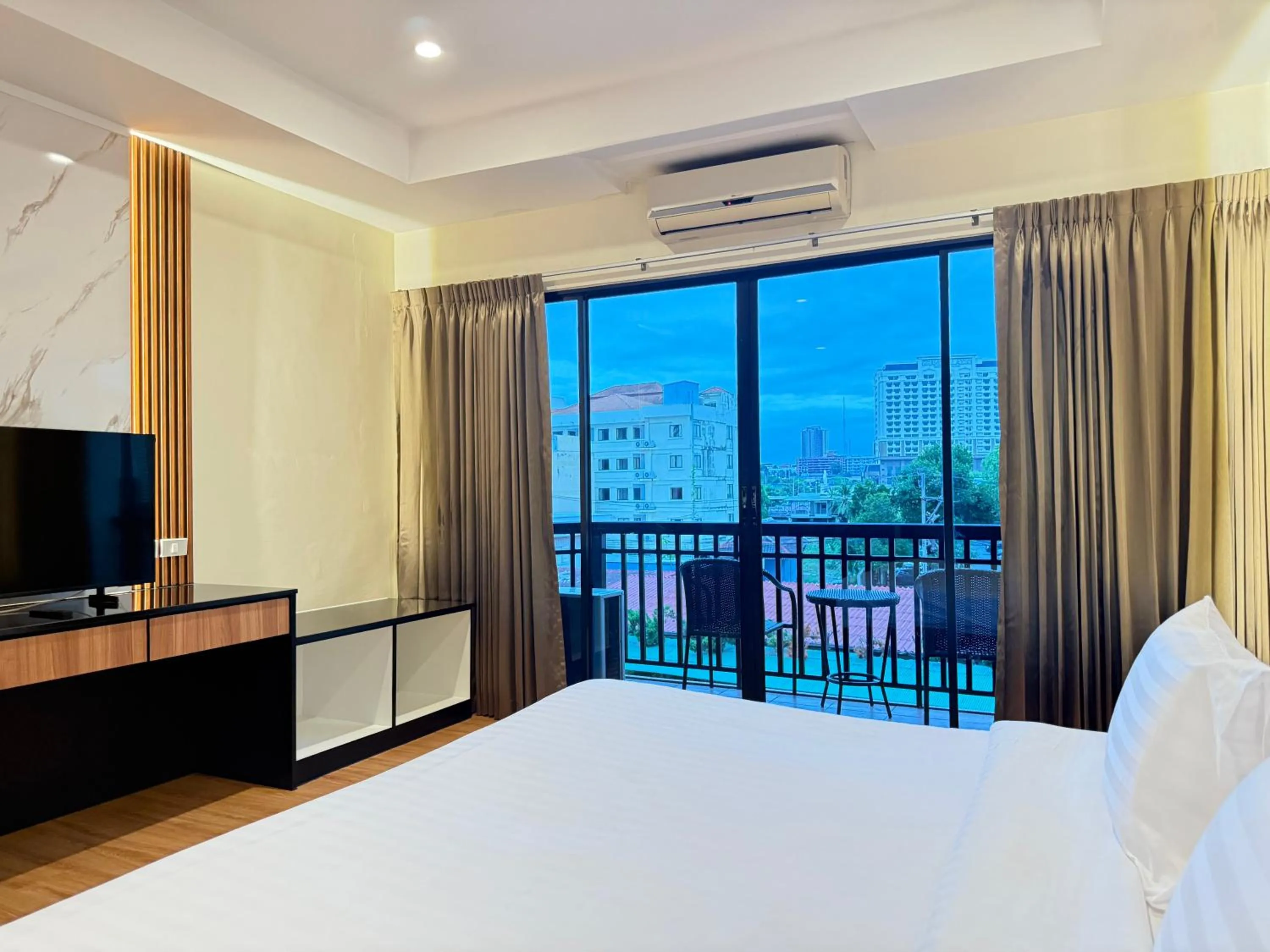 Balcony/Terrace, Bed in Nova Park Hotel Pattaya