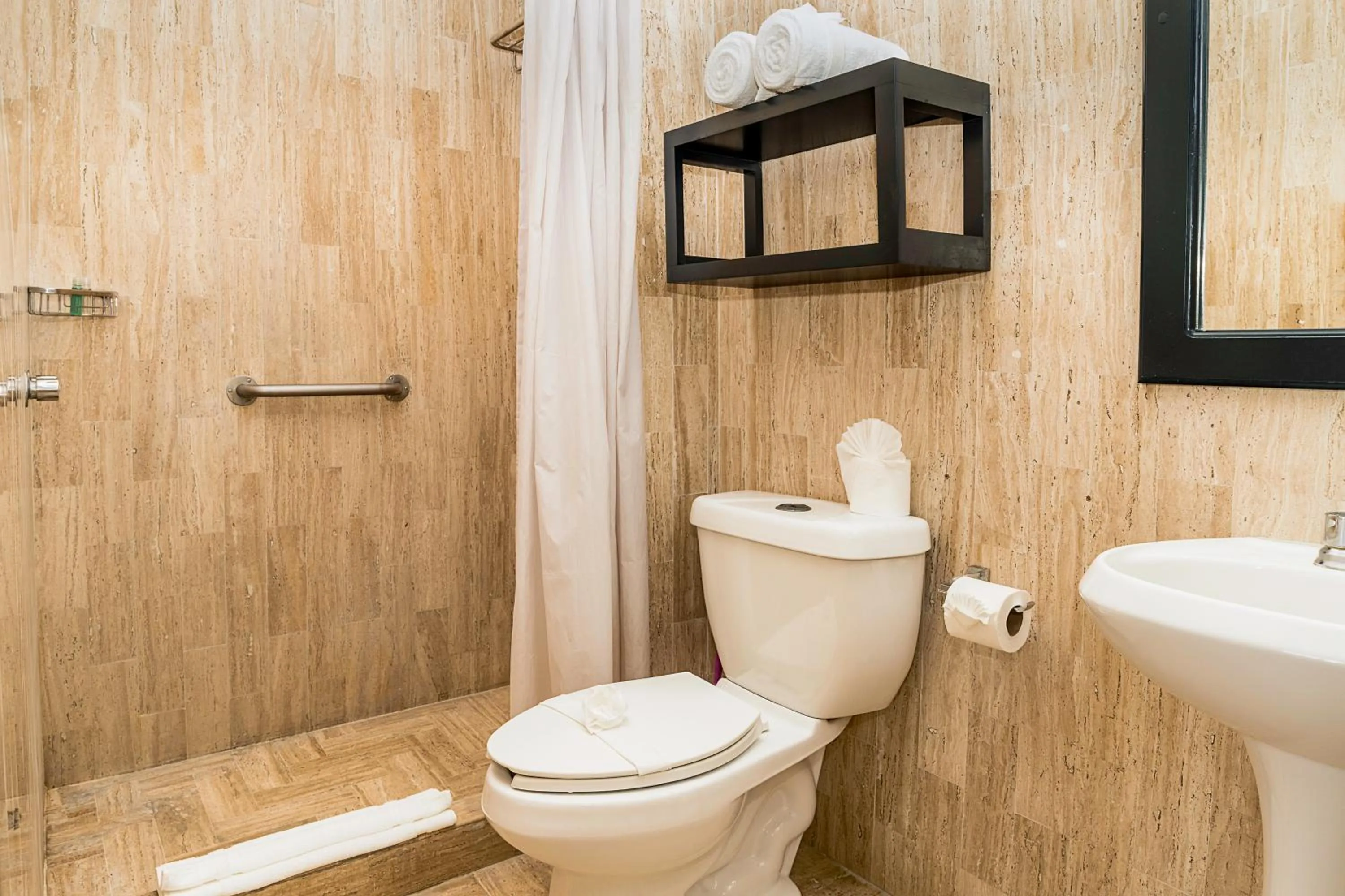 Shower in "5th Av" Sol del Caribe Apart Hotel