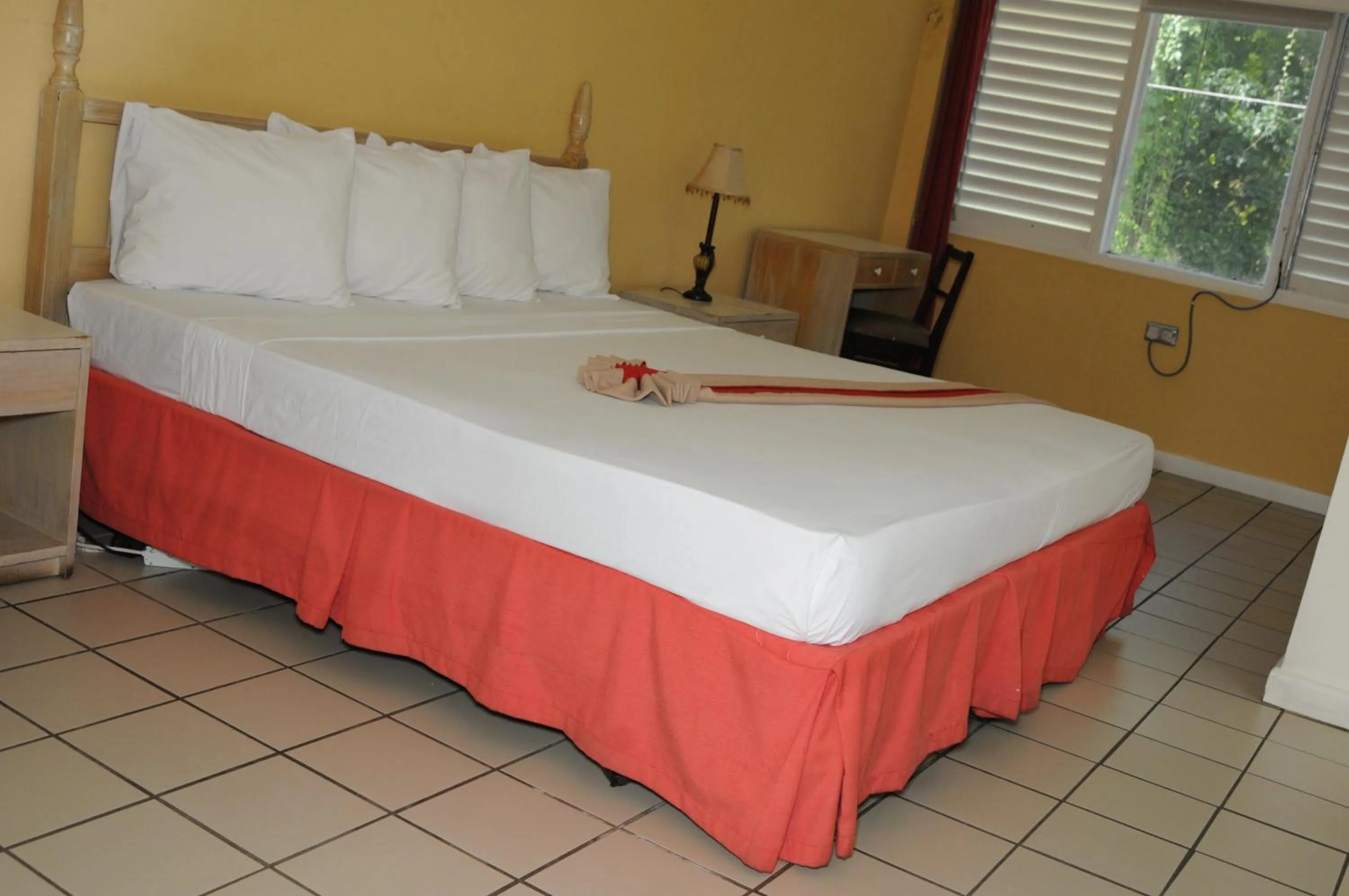 Bed in Pineapple Court Hotel