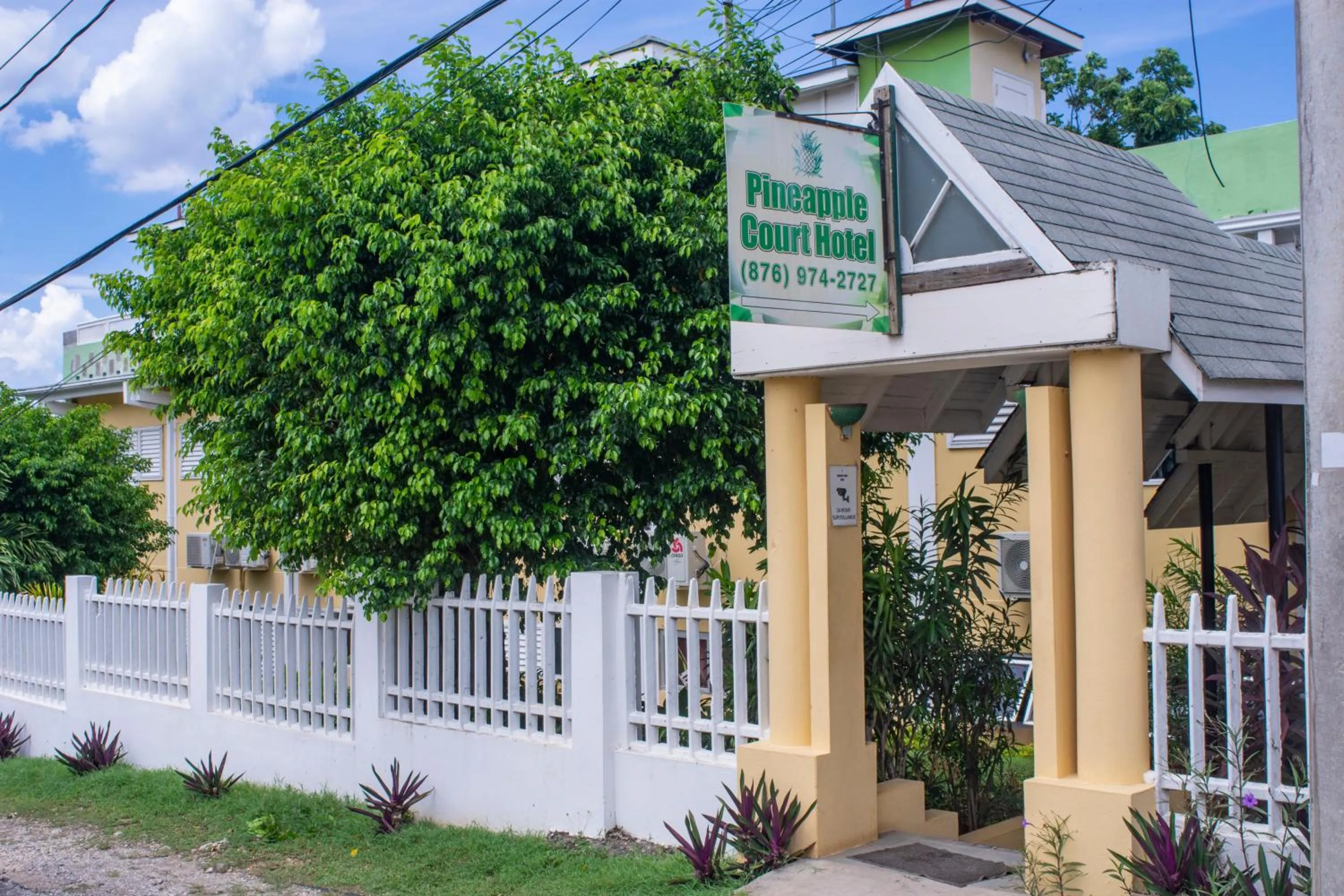 Facade/entrance in Pineapple Court Hotel
