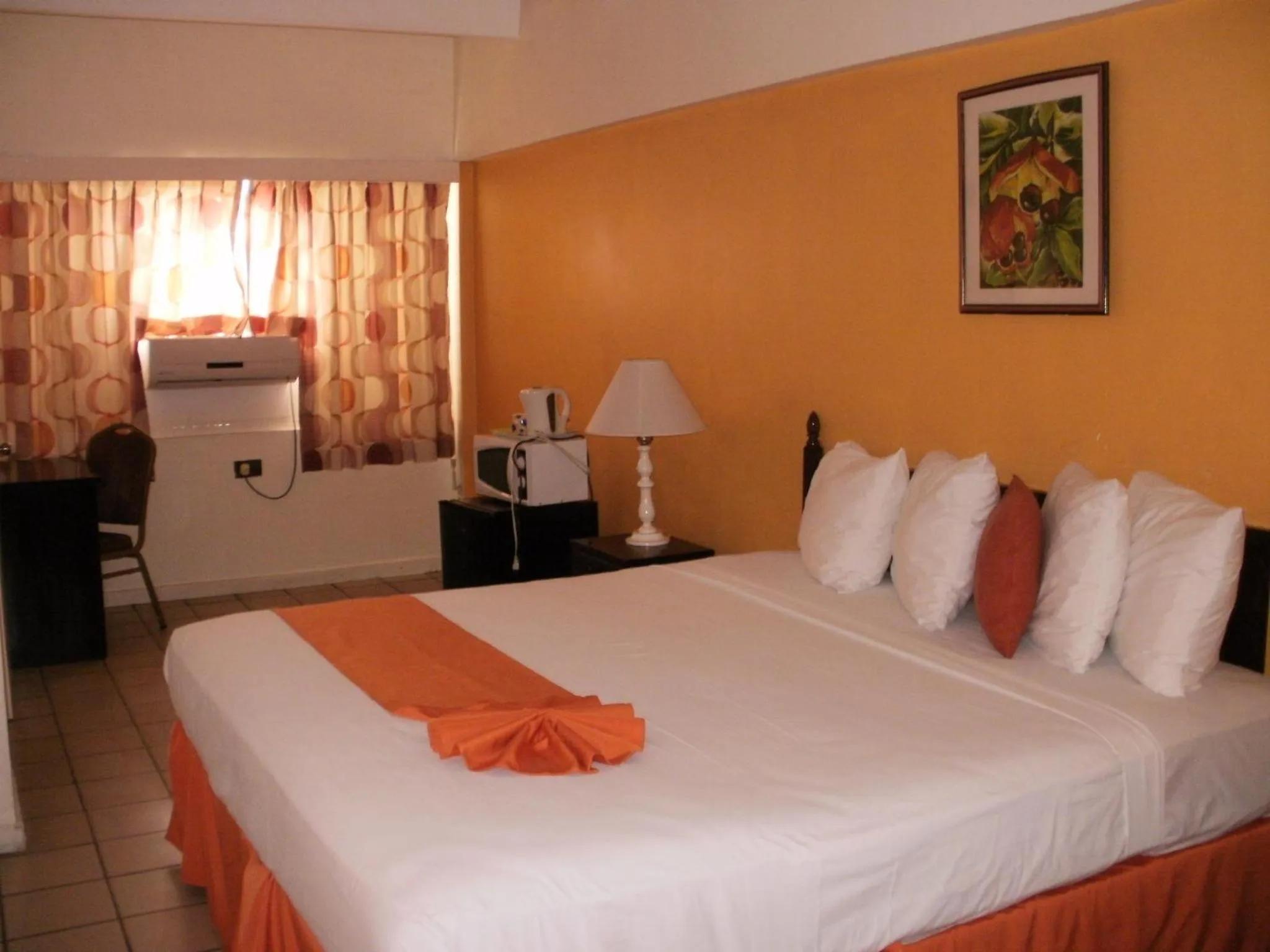 Bed in Pineapple Court Hotel