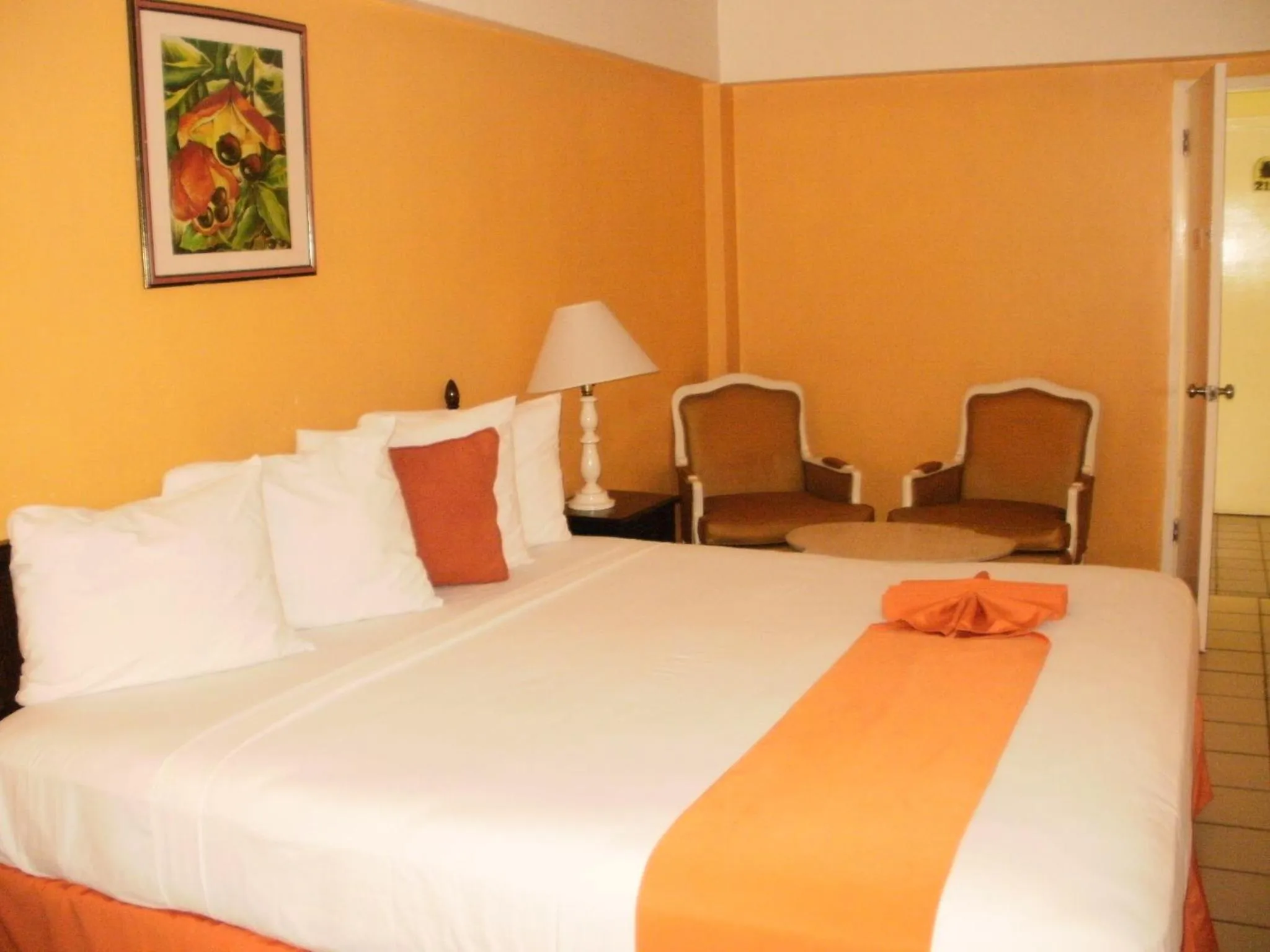 Bed in Pineapple Court Hotel
