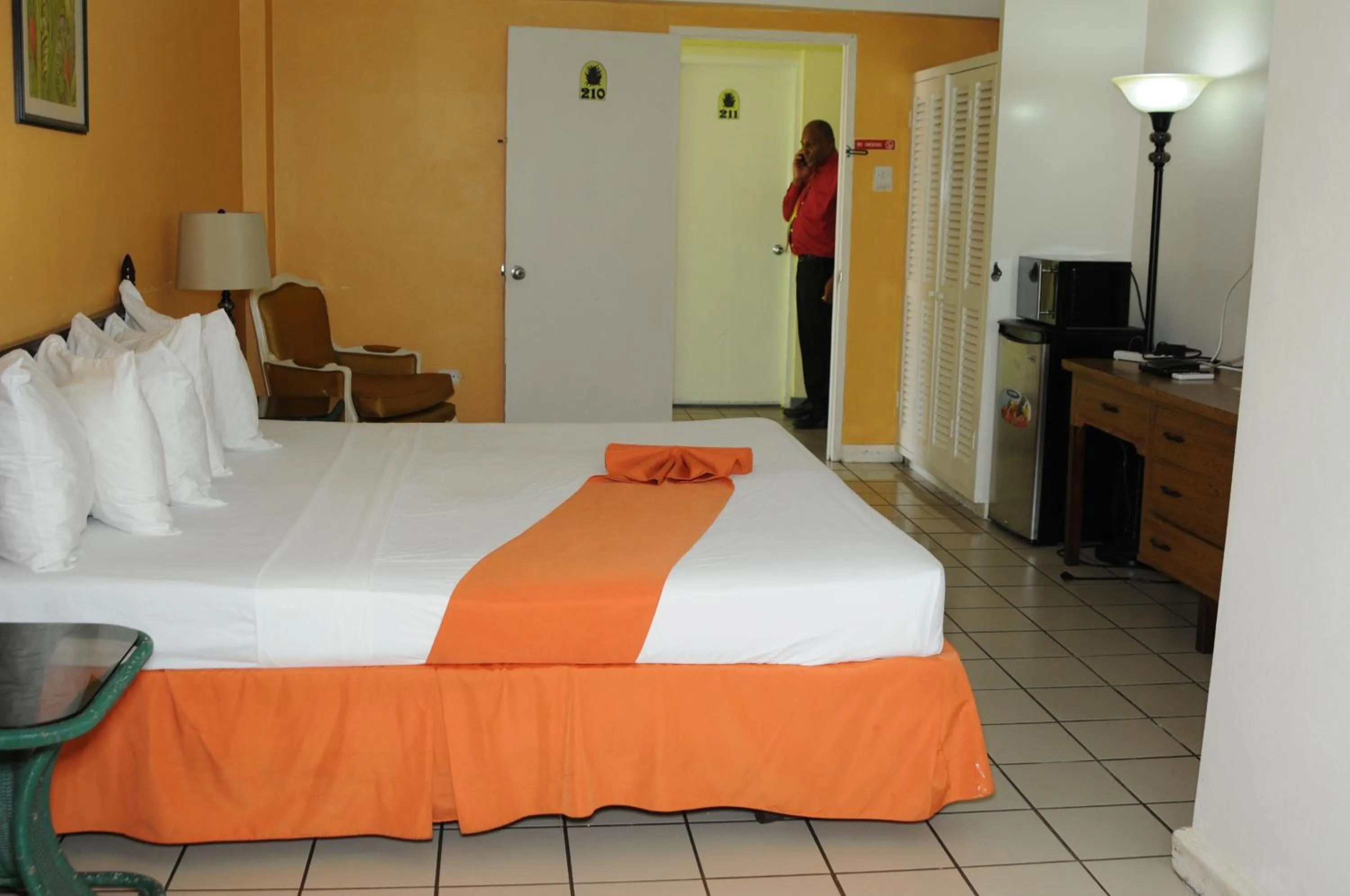 Bed in Pineapple Court Hotel