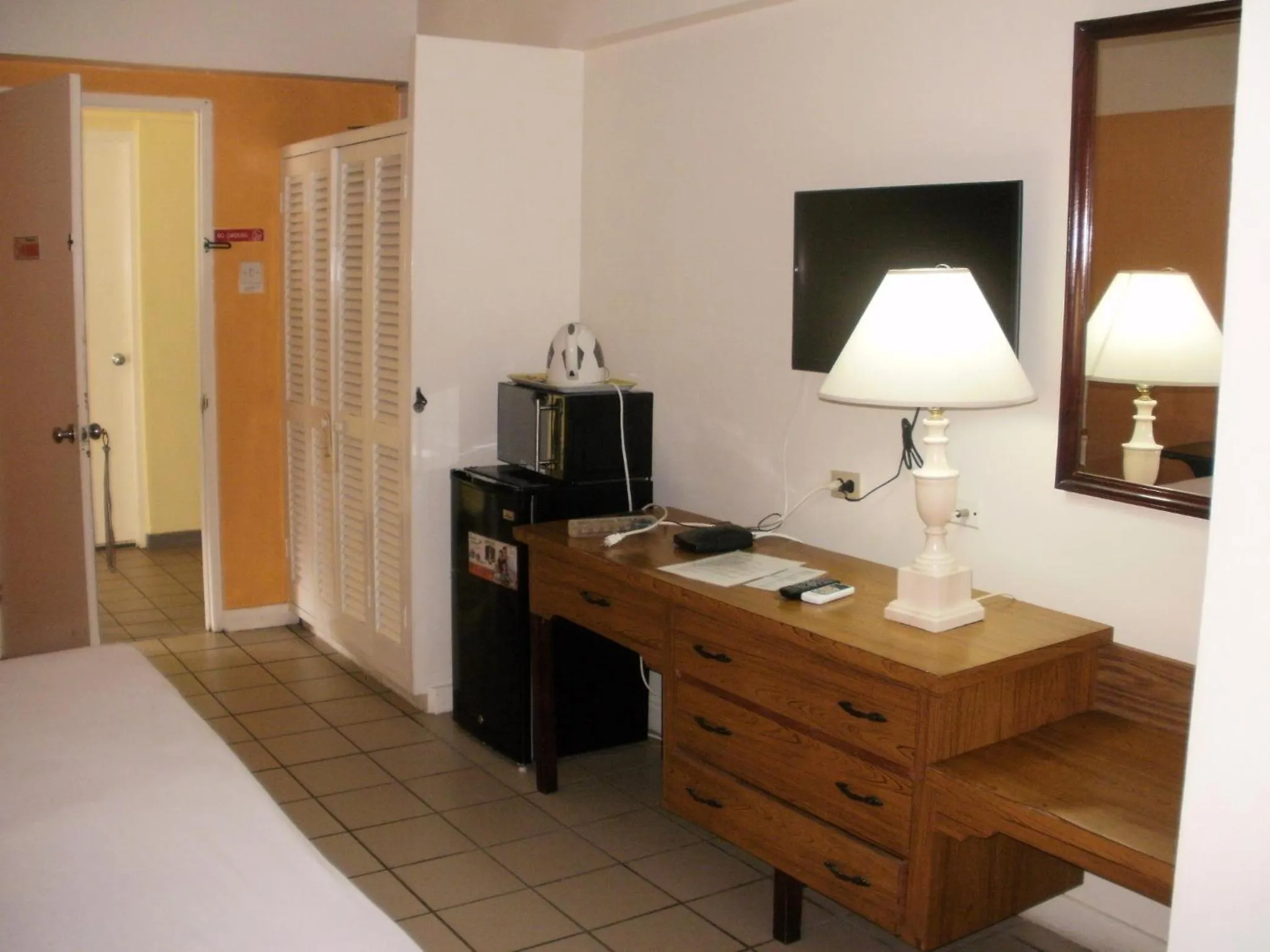 Bed in Pineapple Court Hotel