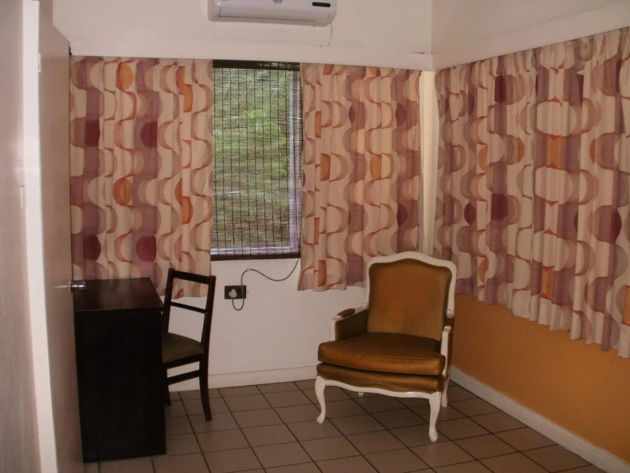 Pineapple Court Hotel