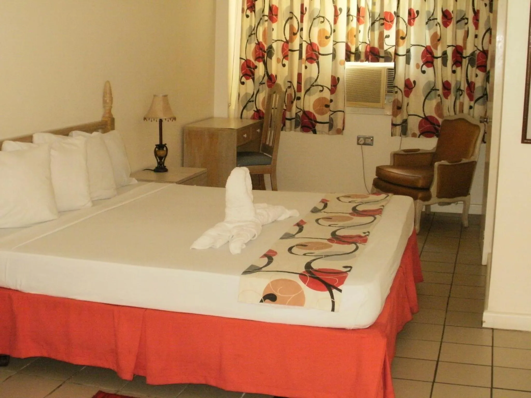 Photo of the whole room, Bed in Pineapple Court Hotel