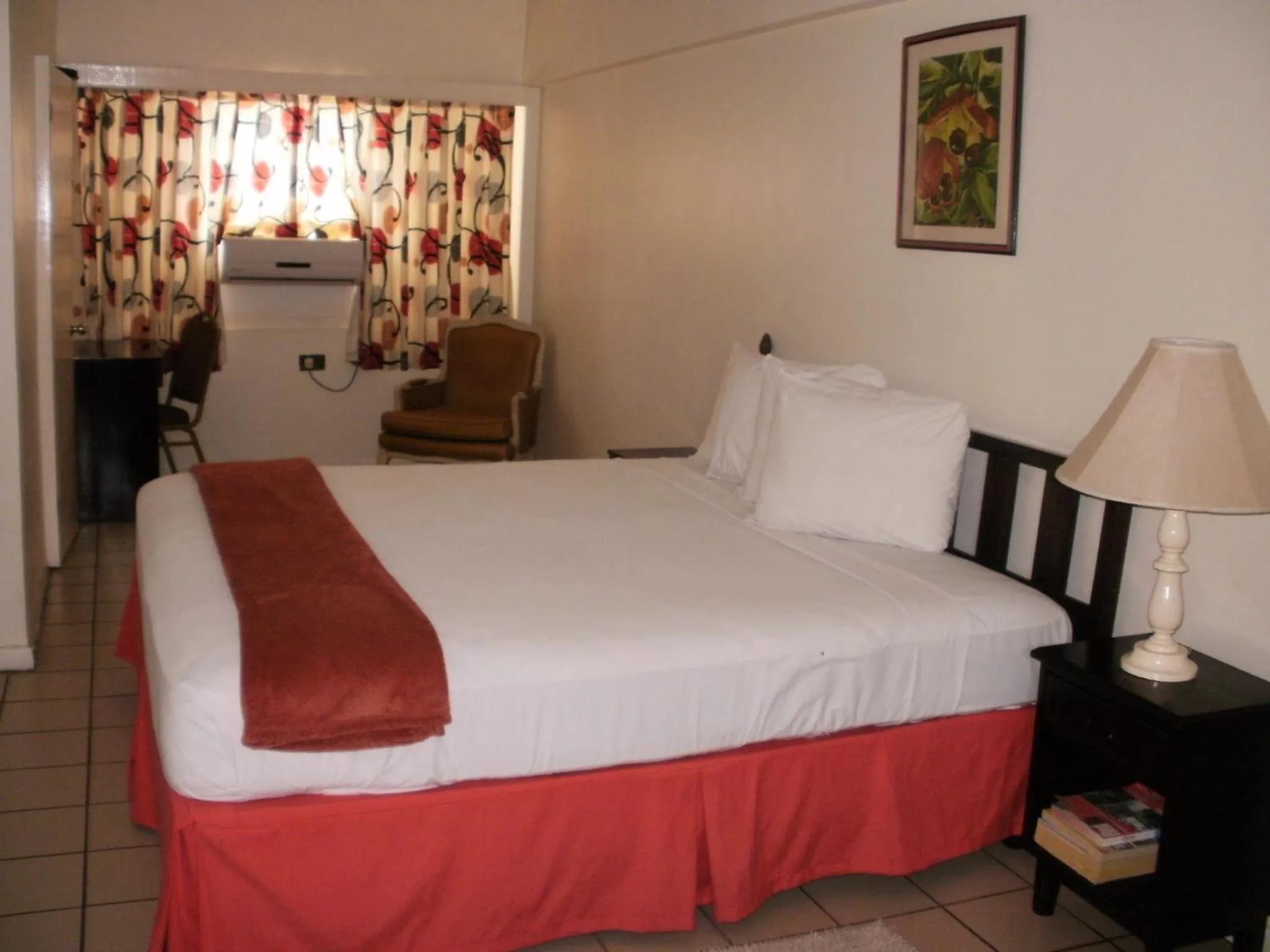 Bed in Pineapple Court Hotel