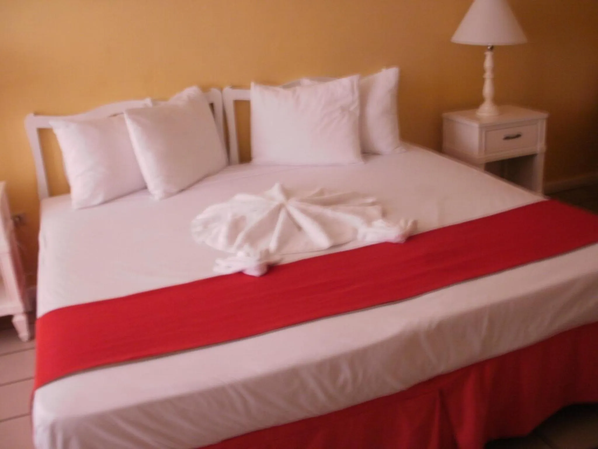 Bed in Pineapple Court Hotel