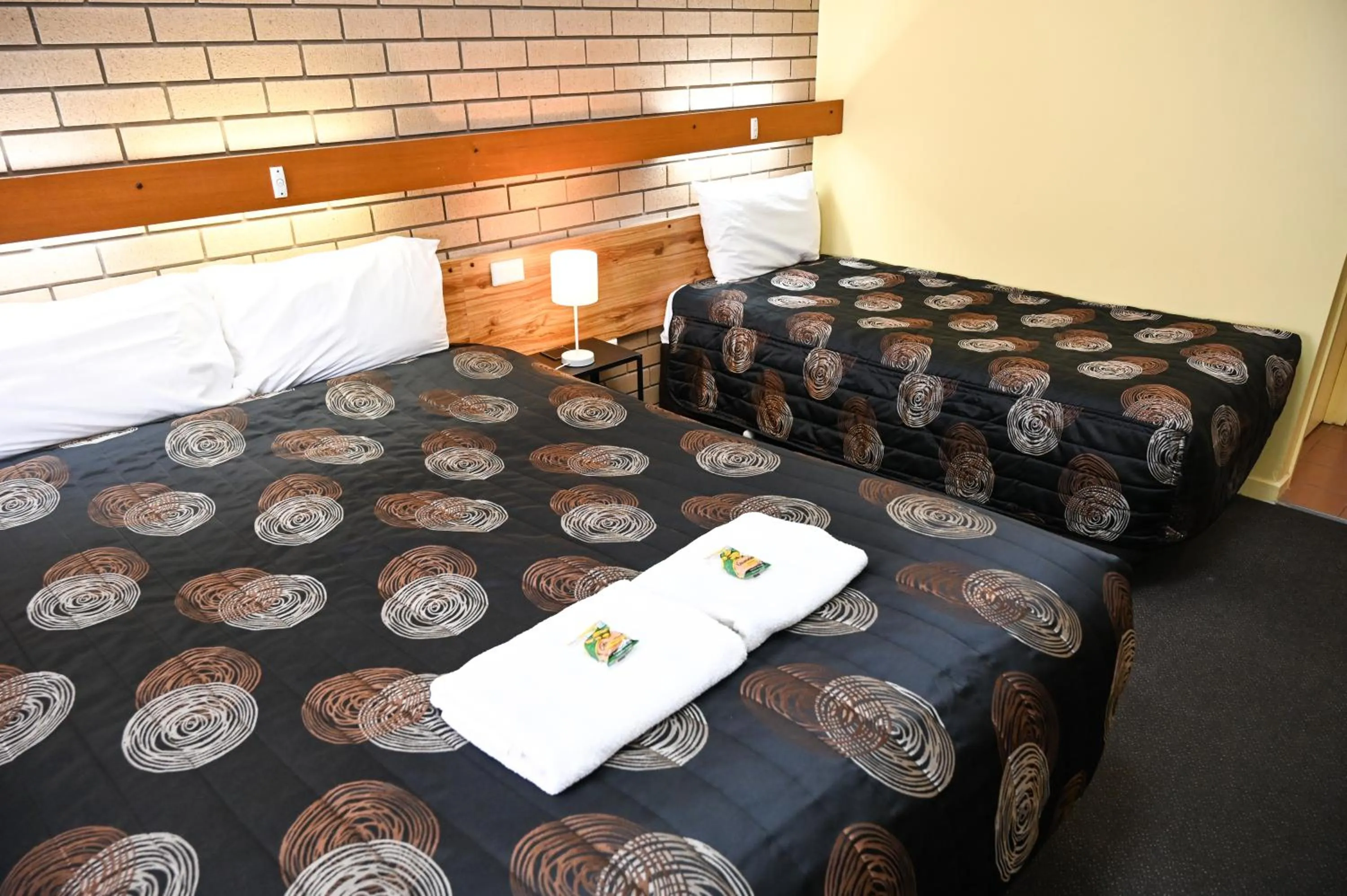 Bed in Holbrook Town Centre Motor Inn