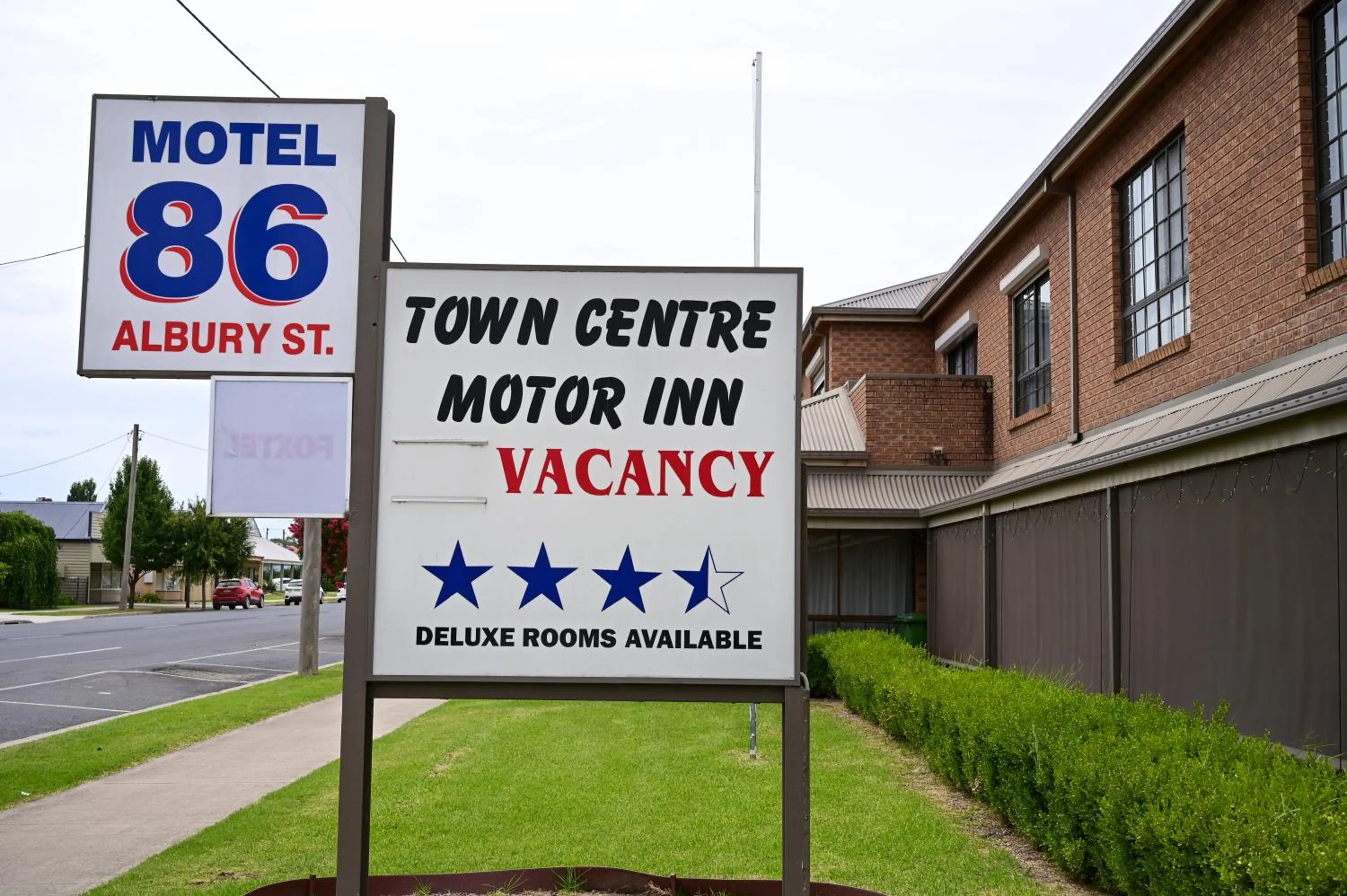 Holbrook Town Centre Motor Inn