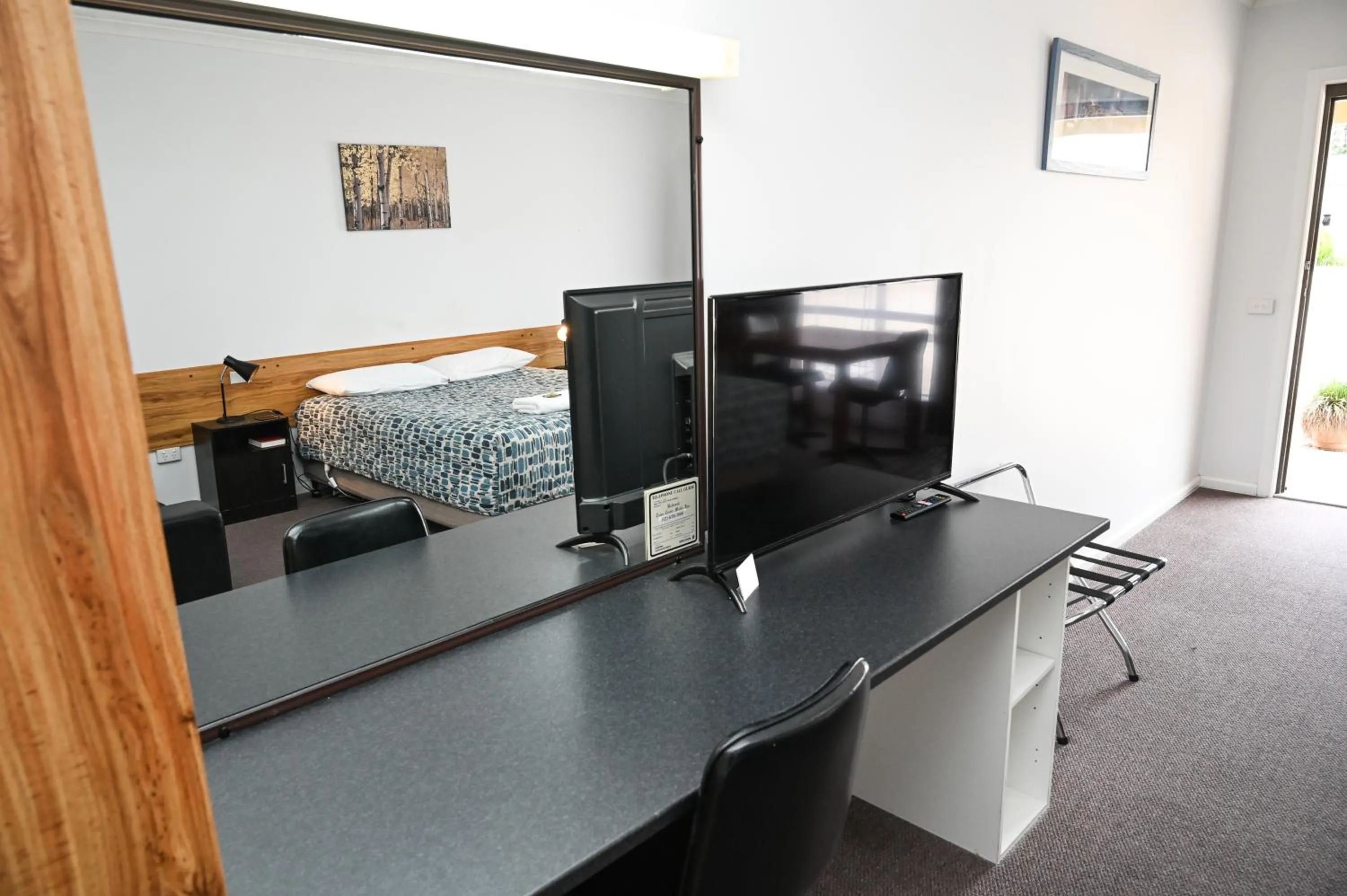 Bed in Holbrook Town Centre Motor Inn