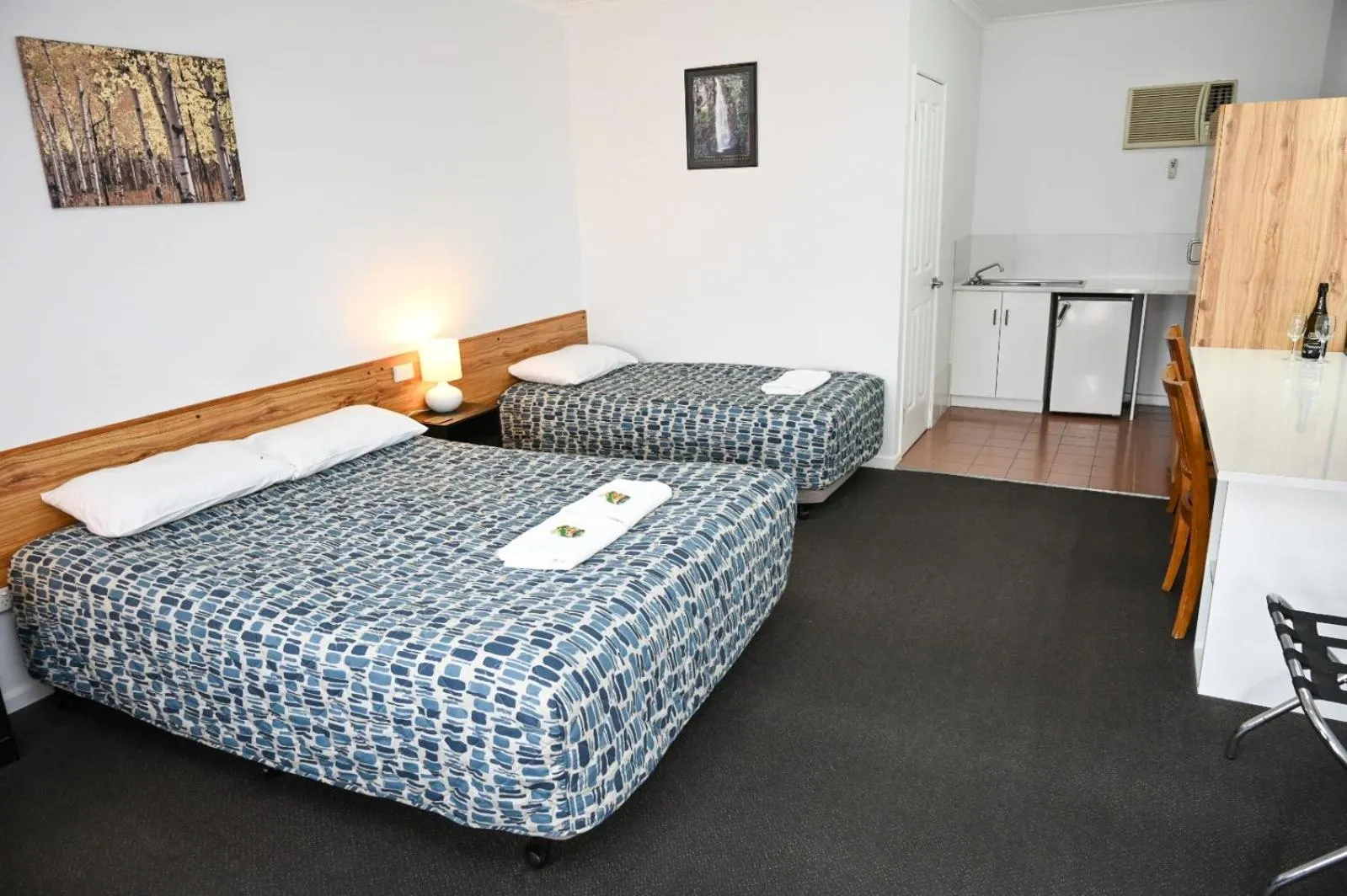 Bed in Holbrook Town Centre Motor Inn