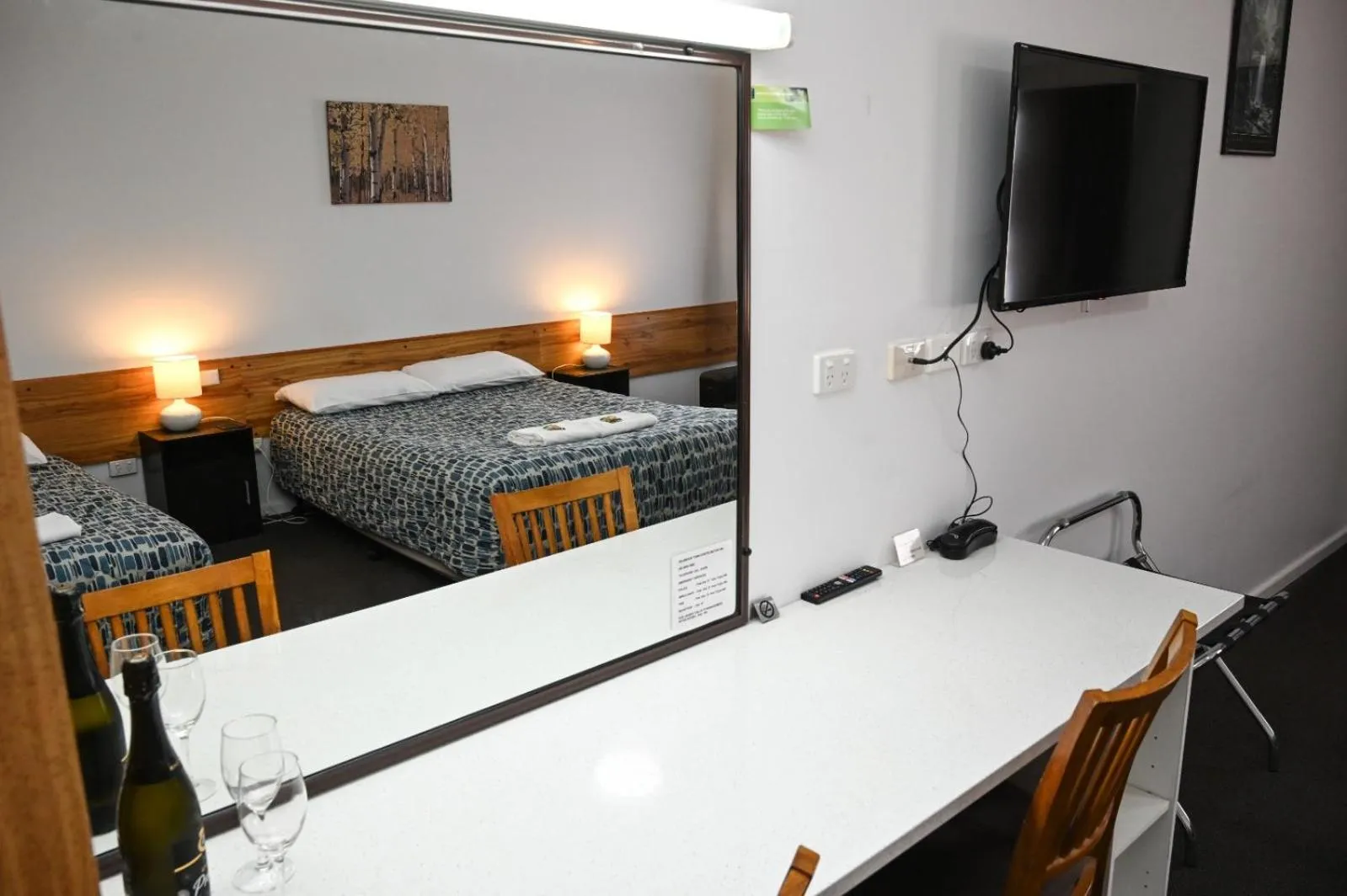 Bed in Holbrook Town Centre Motor Inn