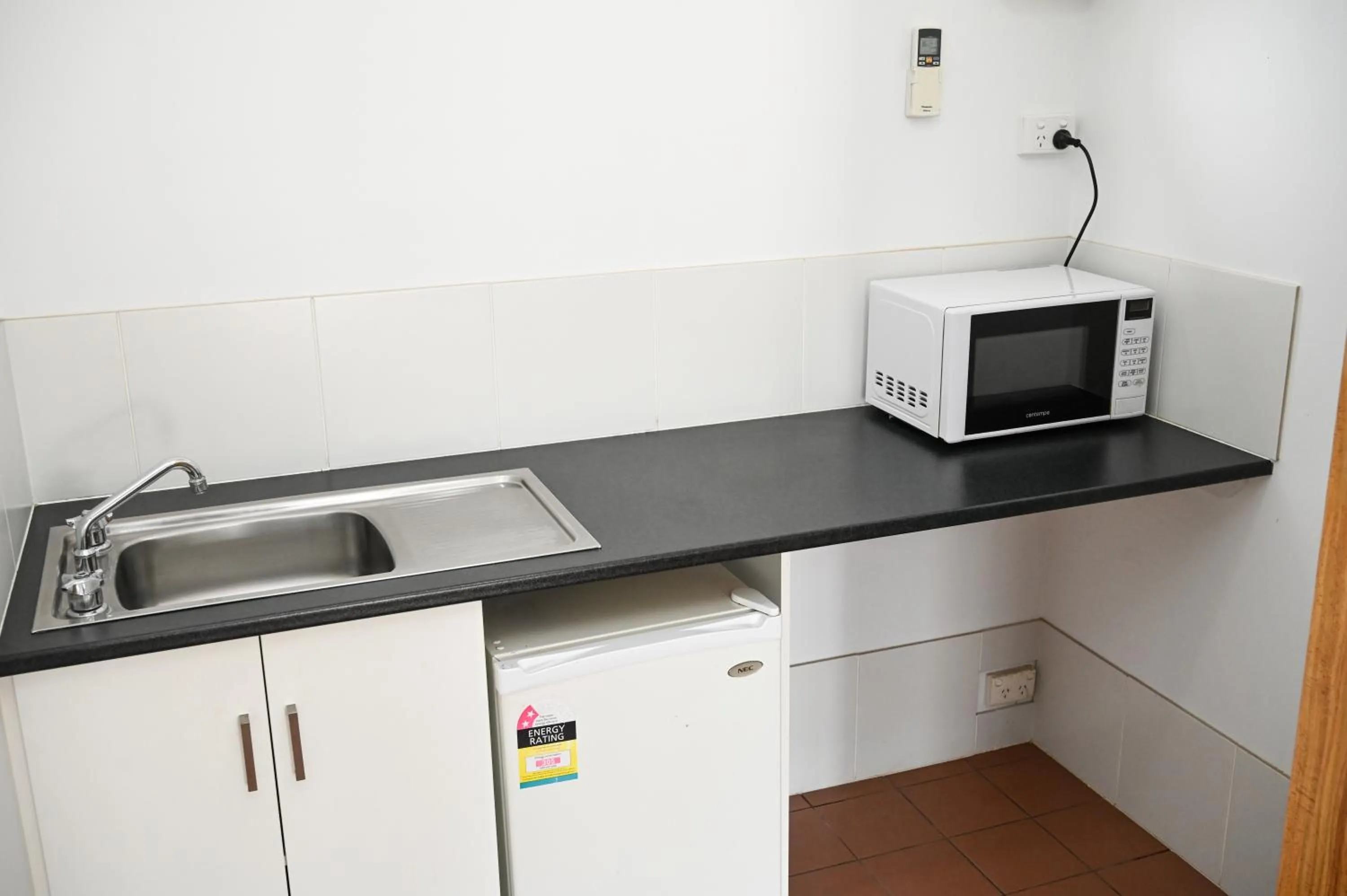 Holbrook Town Centre Motor Inn