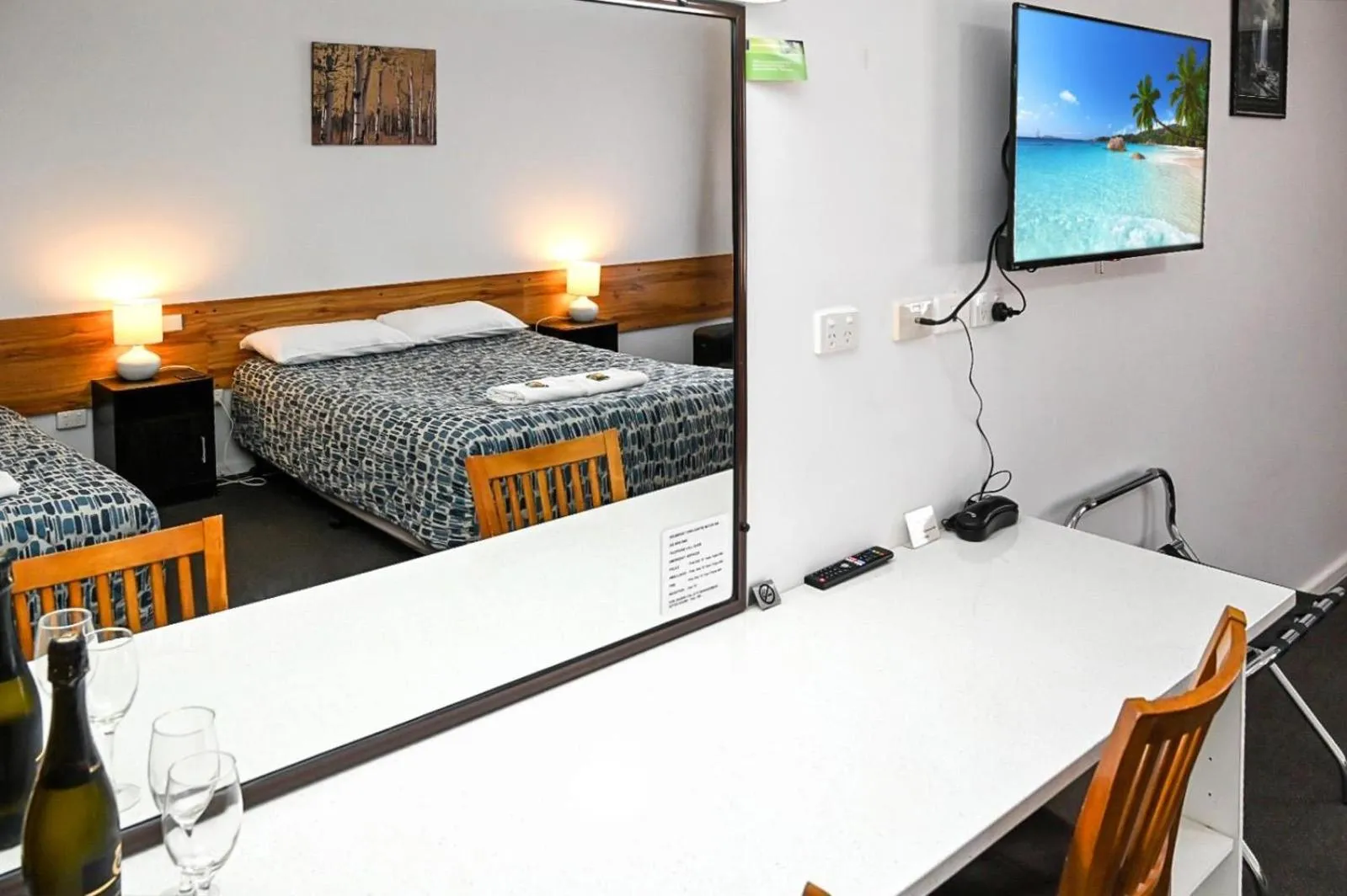 Bed in Holbrook Town Centre Motor Inn