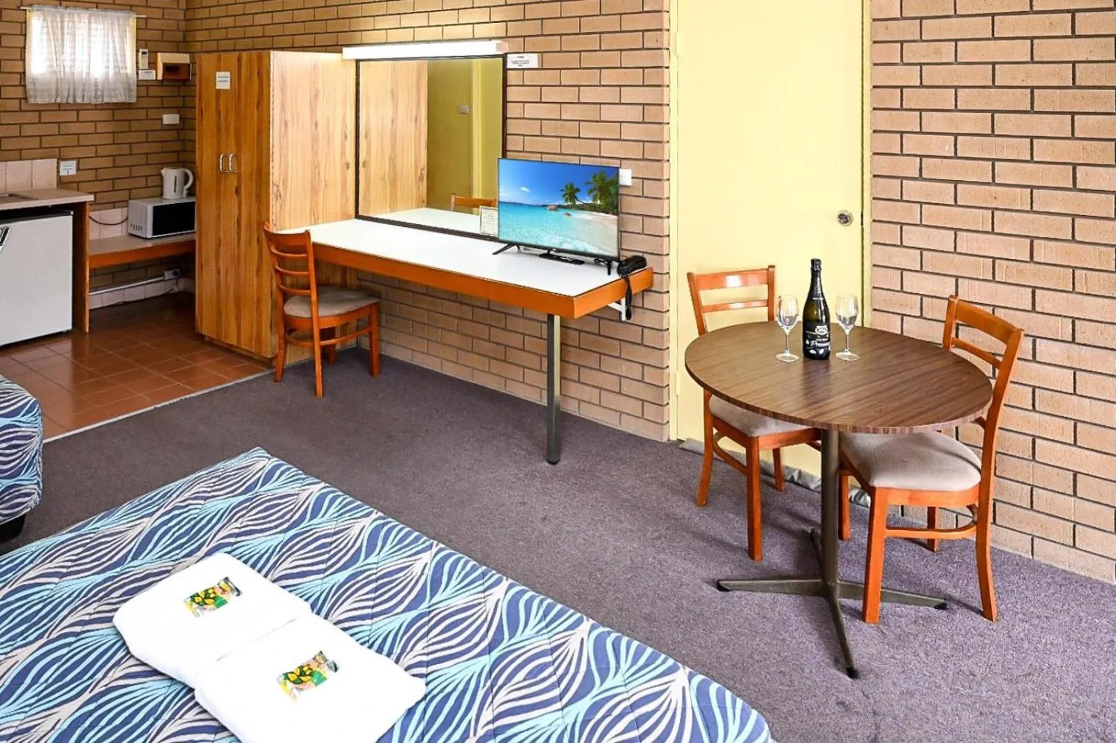 Holbrook Town Centre Motor Inn