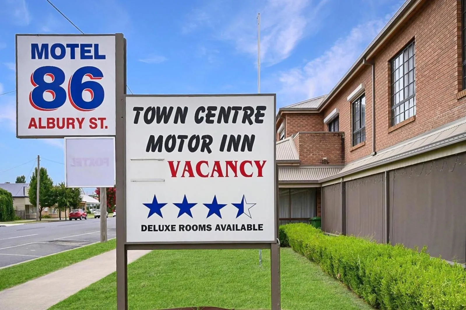 Holbrook Town Centre Motor Inn