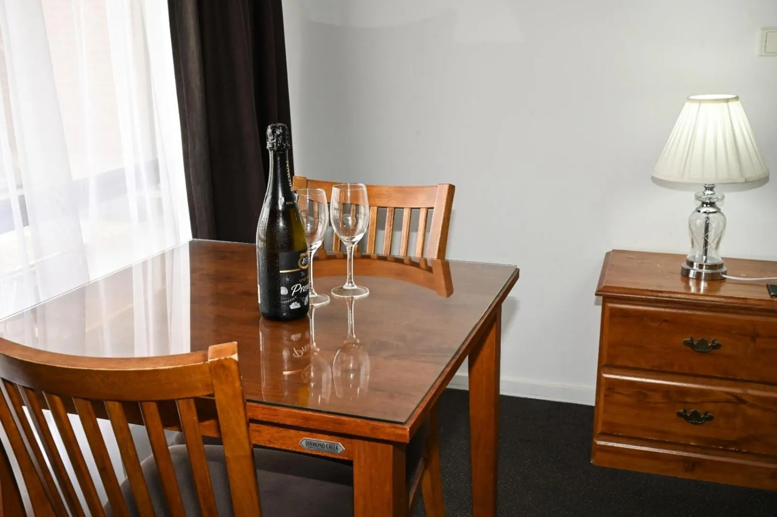 Holbrook Town Centre Motor Inn