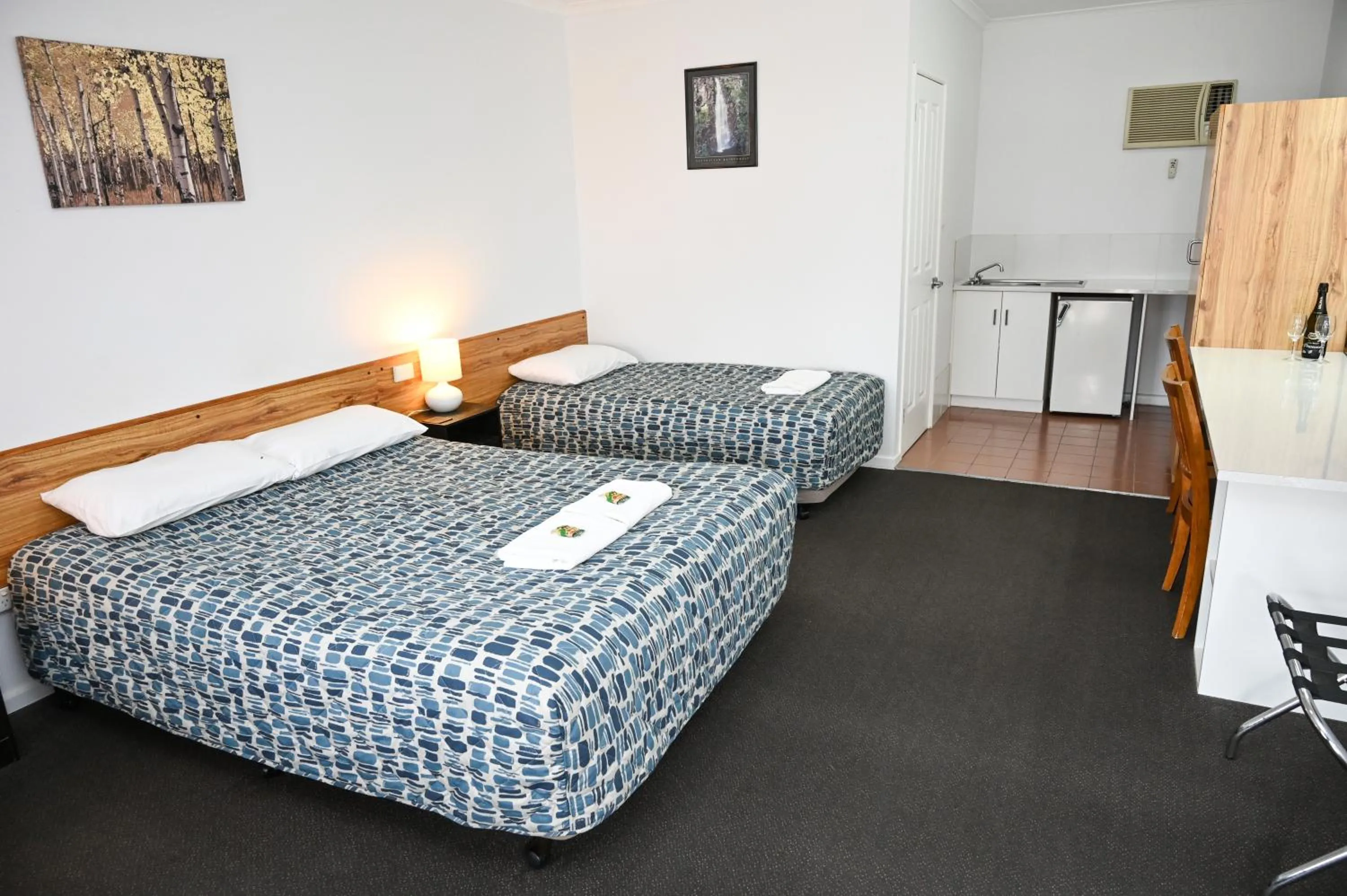 Bed in Holbrook Town Centre Motor Inn