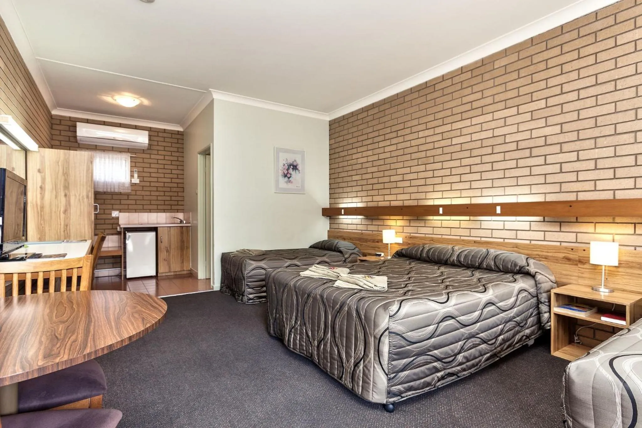 Bed in Holbrook Town Centre Motor Inn