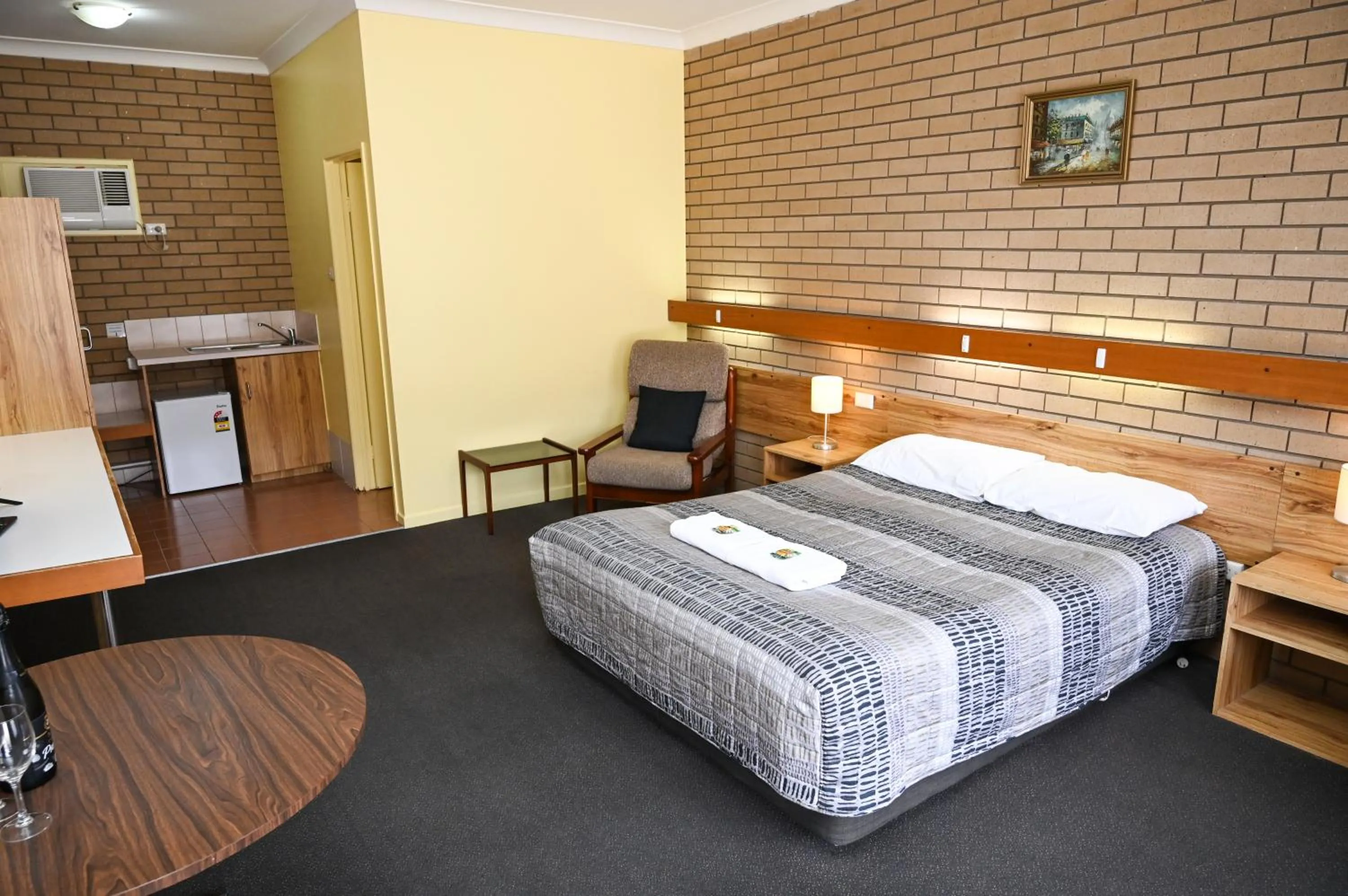 Bed in Holbrook Town Centre Motor Inn