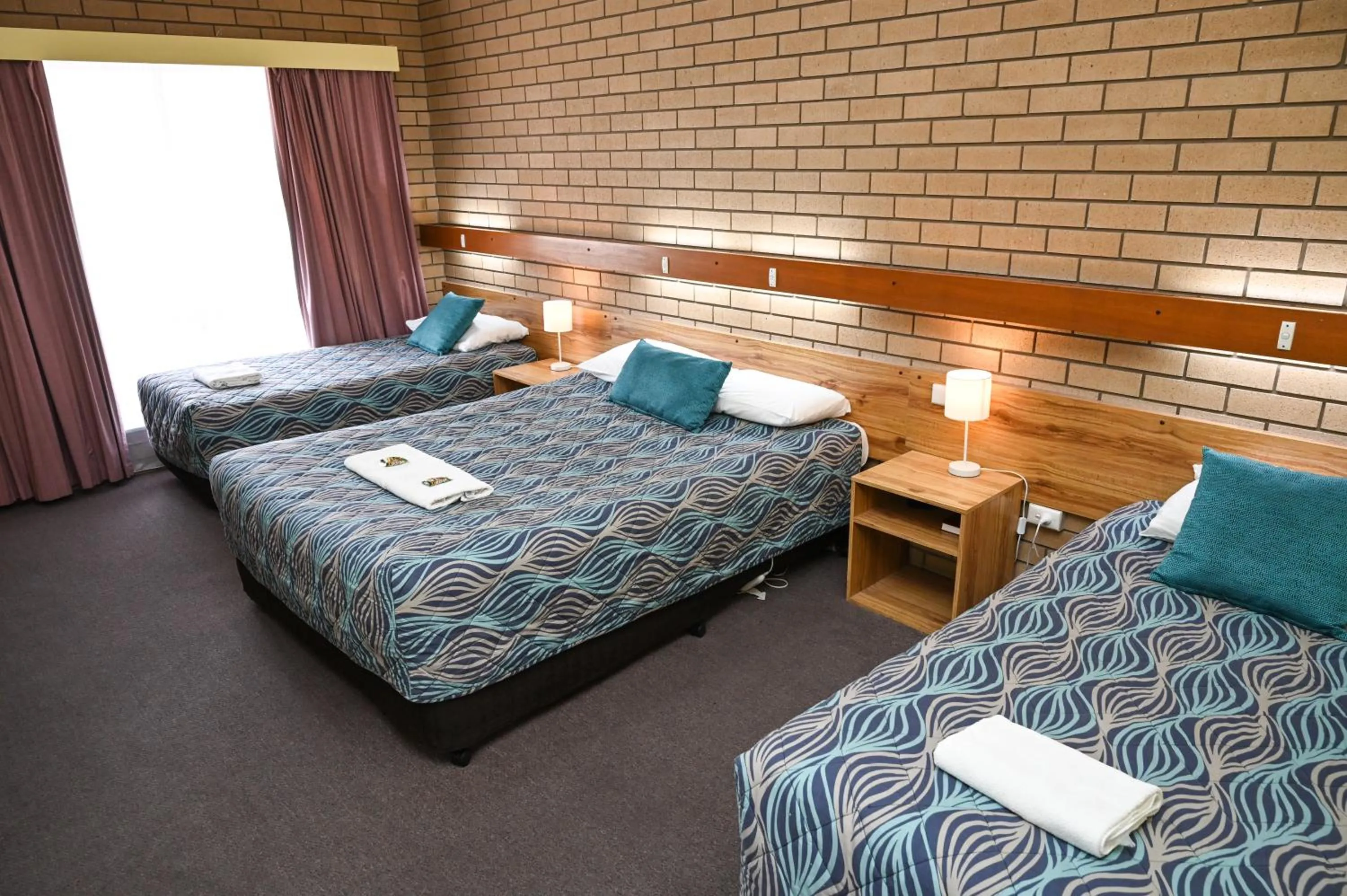 Bed in Holbrook Town Centre Motor Inn