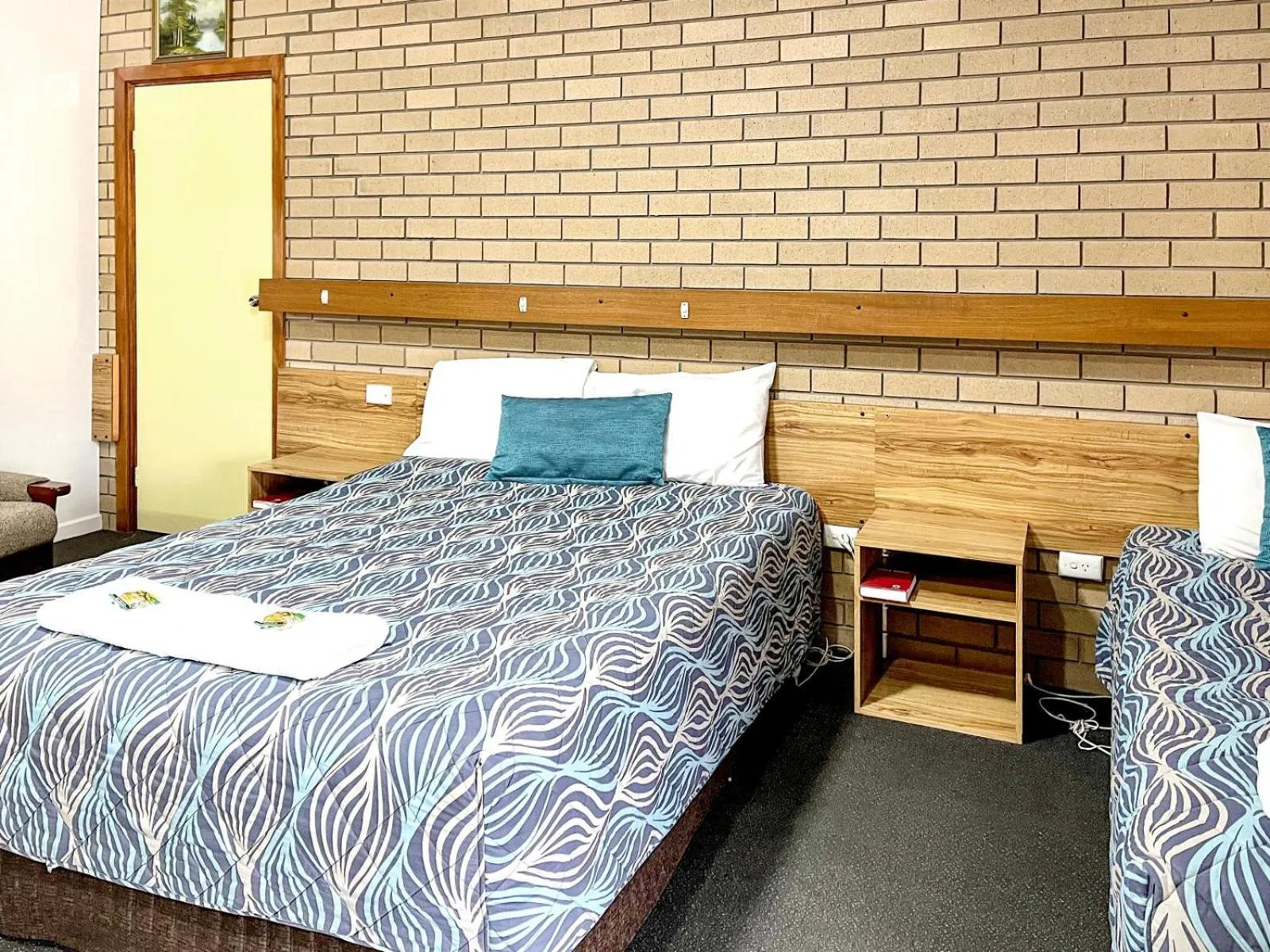 Bed in Holbrook Town Centre Motor Inn