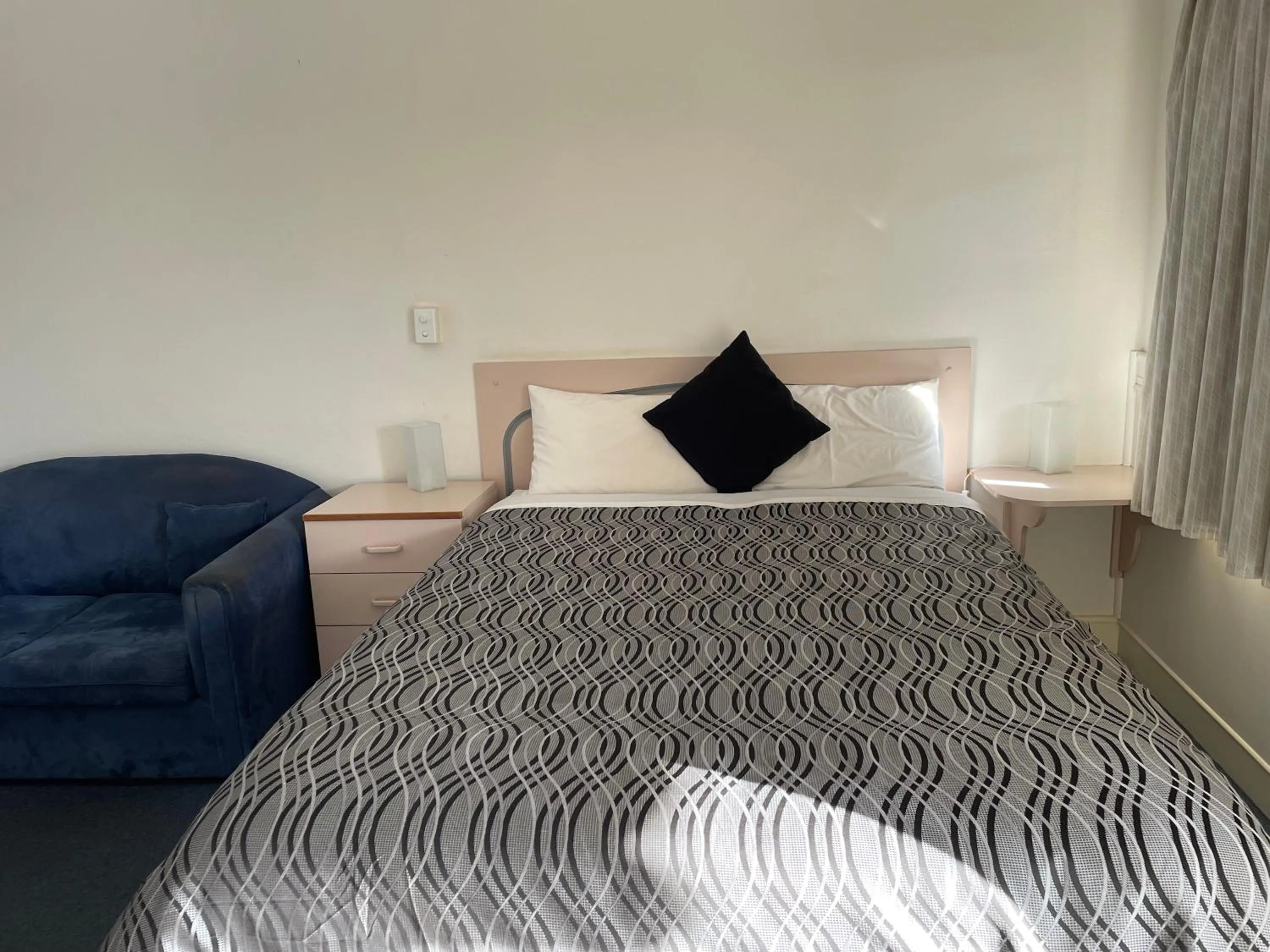 Bed in County Lodge Motor Inn