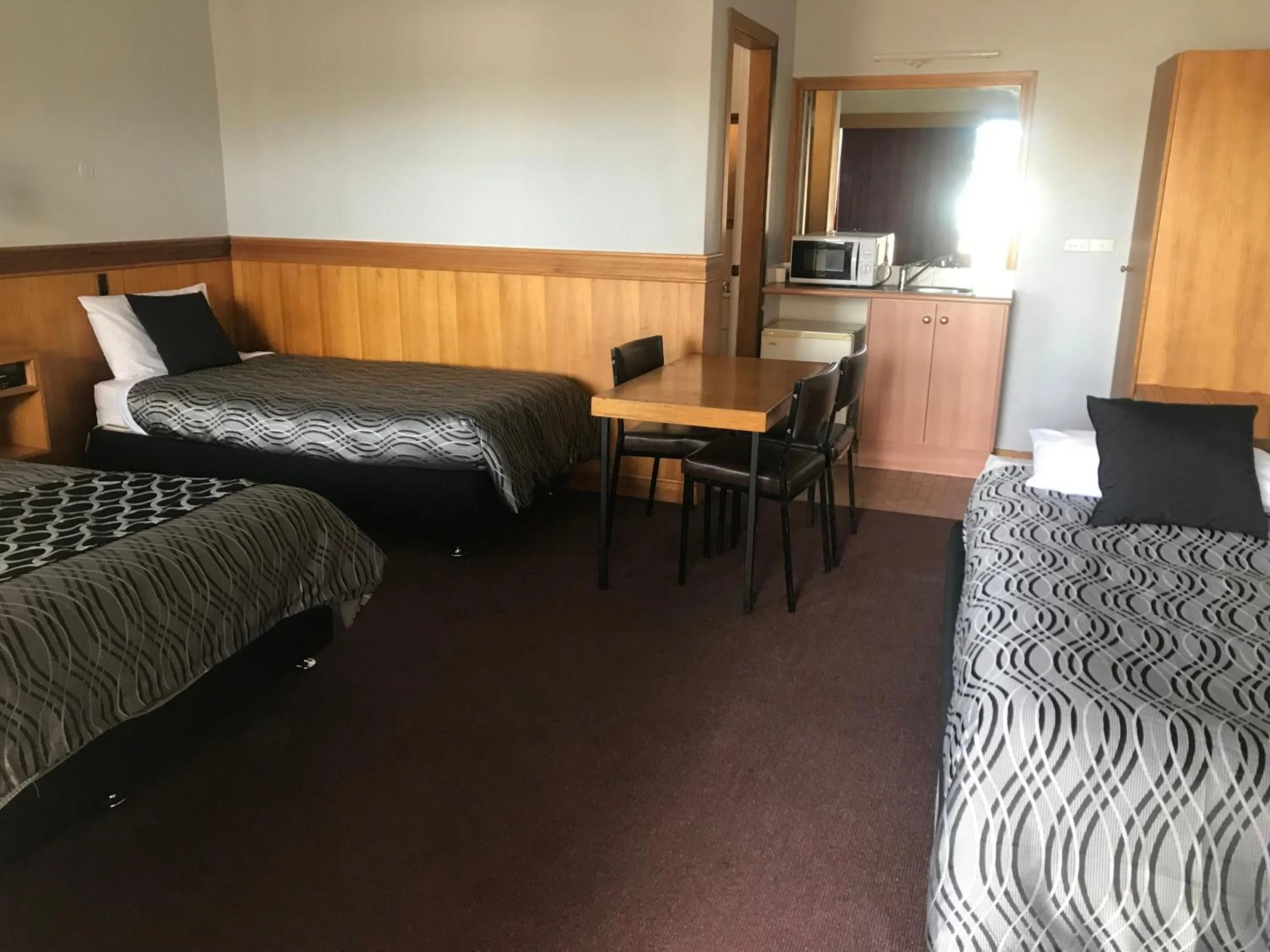 Bed in County Lodge Motor Inn