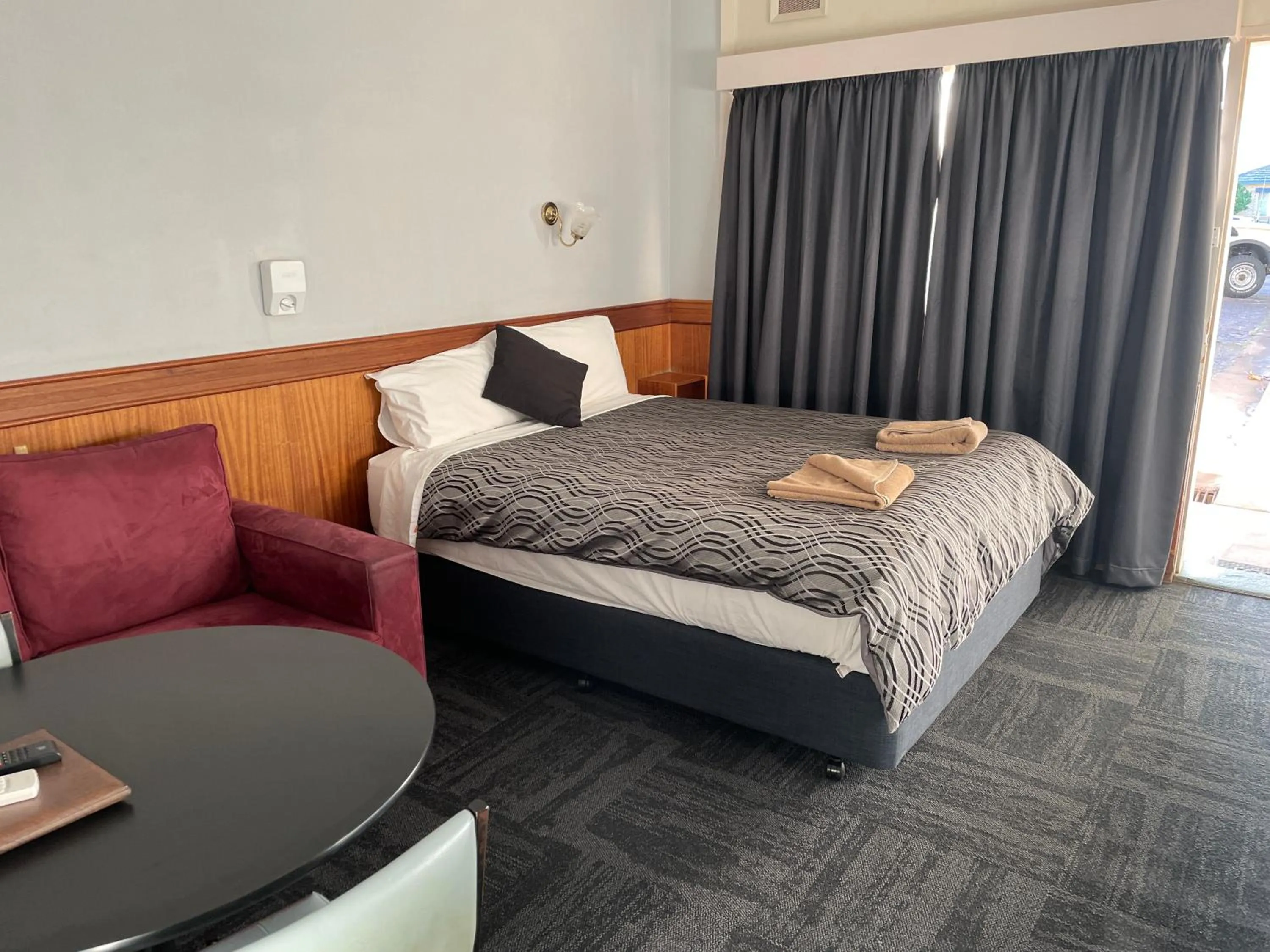 Bed in County Lodge Motor Inn