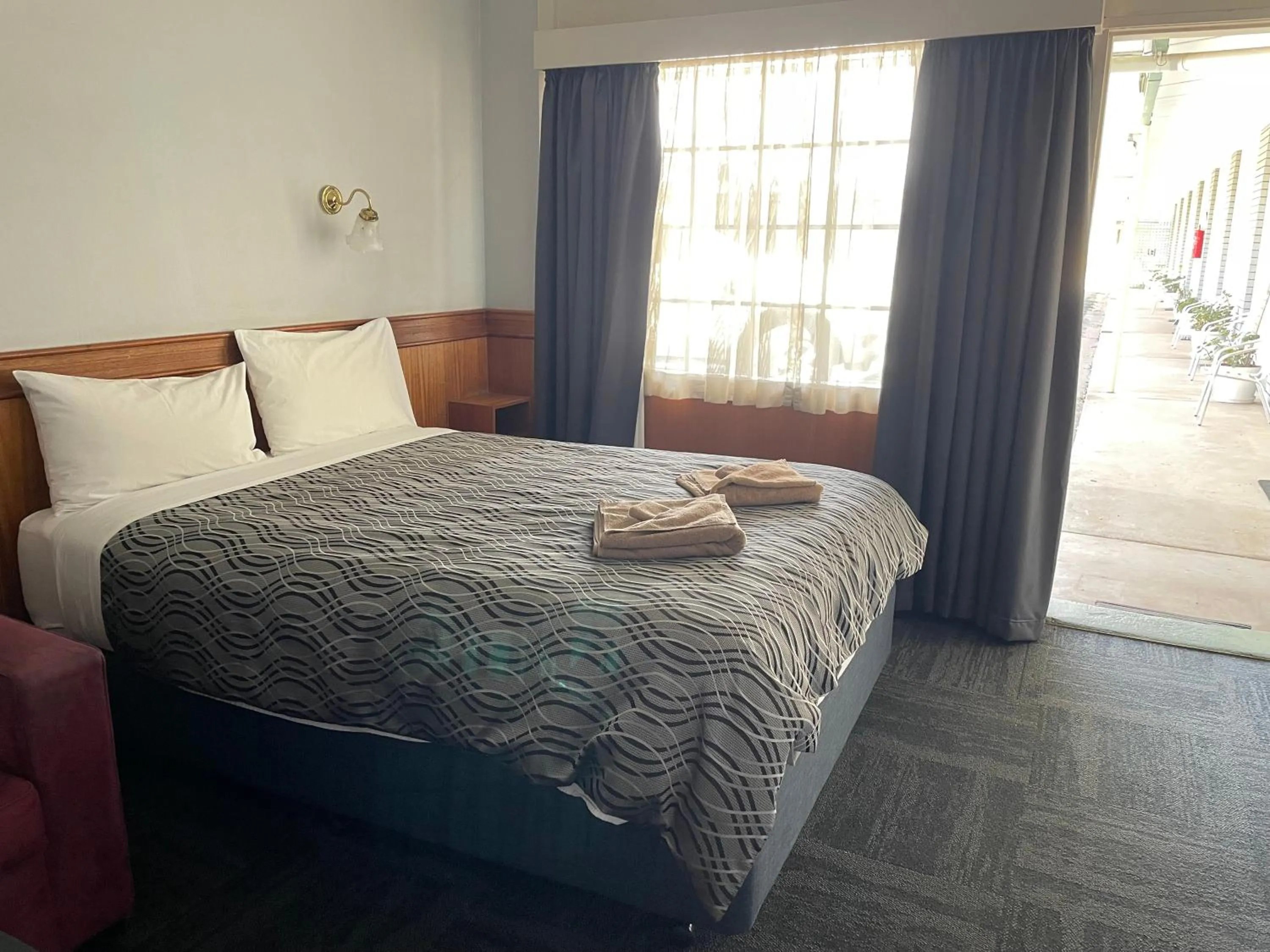 Bed in County Lodge Motor Inn