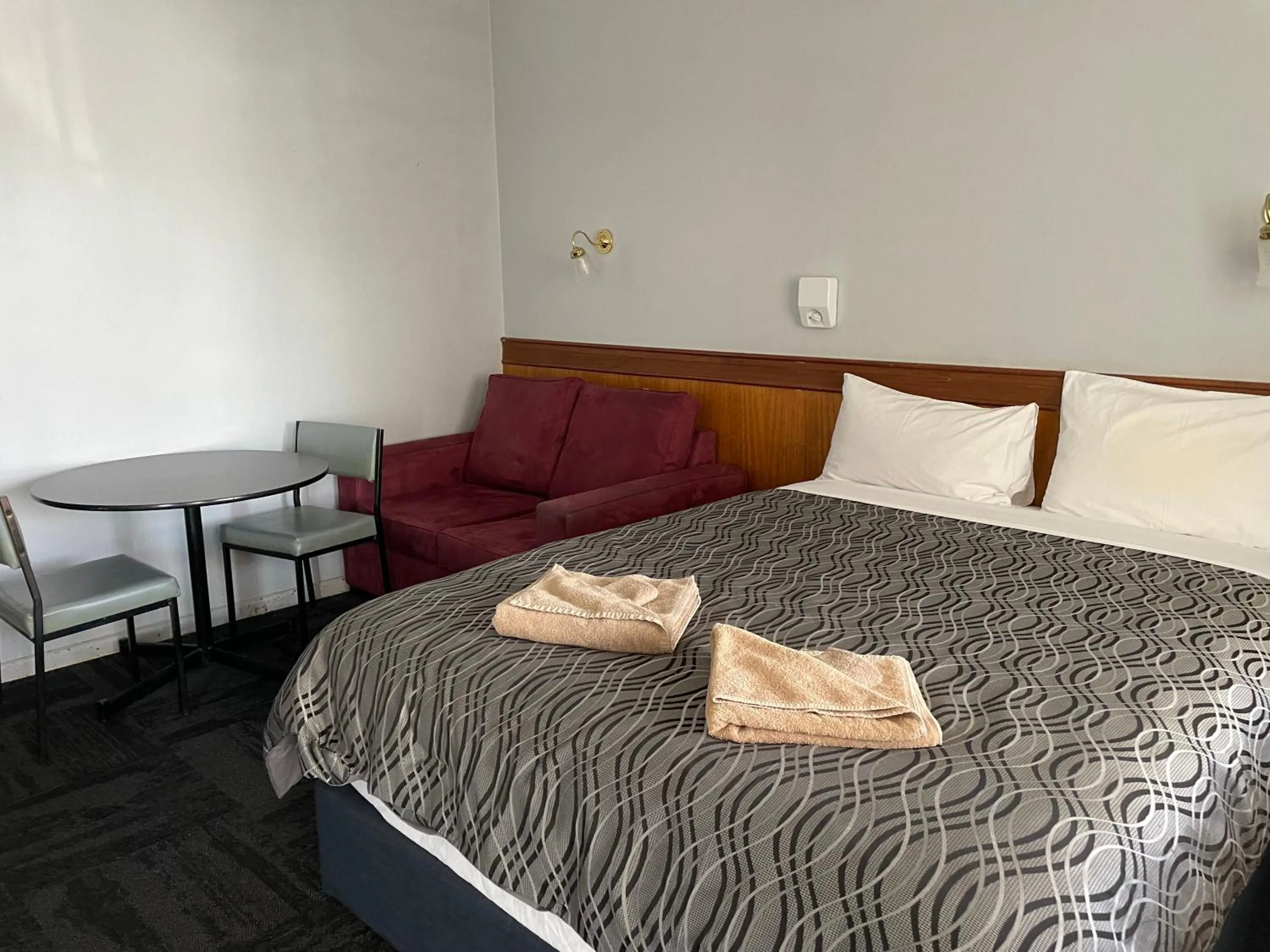 Bed in County Lodge Motor Inn