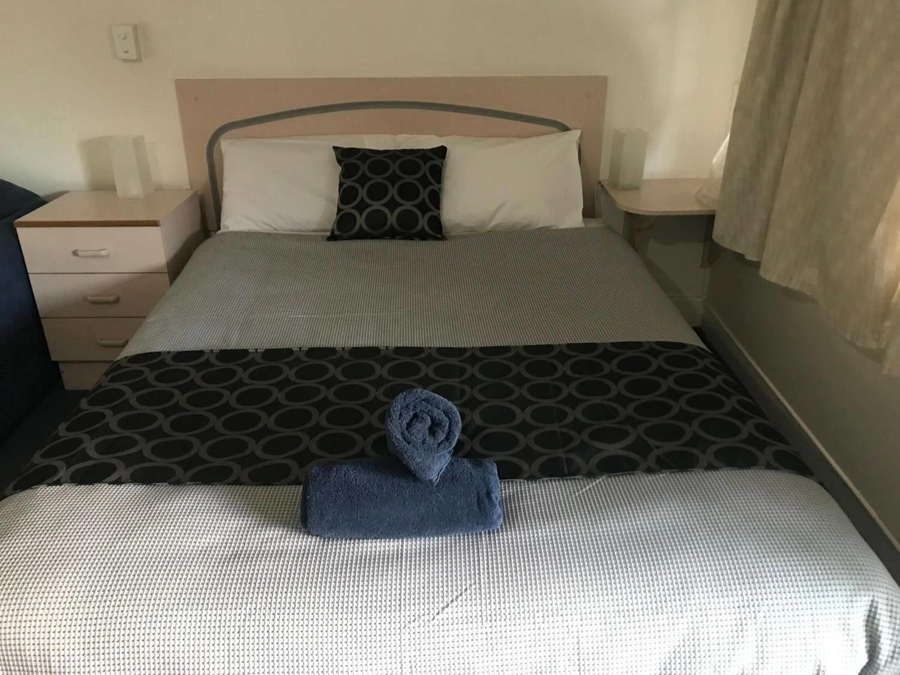 Bed in County Lodge Motor Inn
