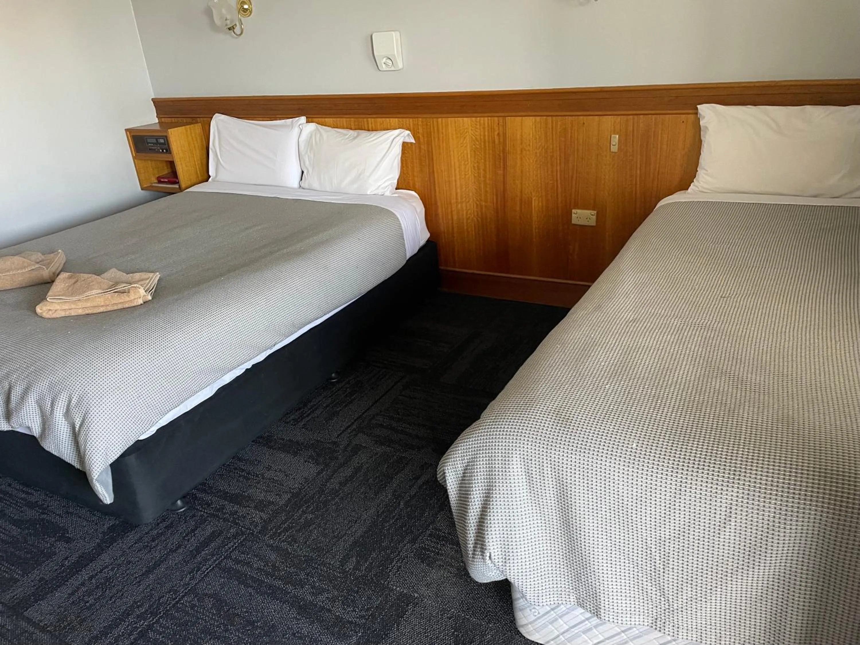 Bed in County Lodge Motor Inn