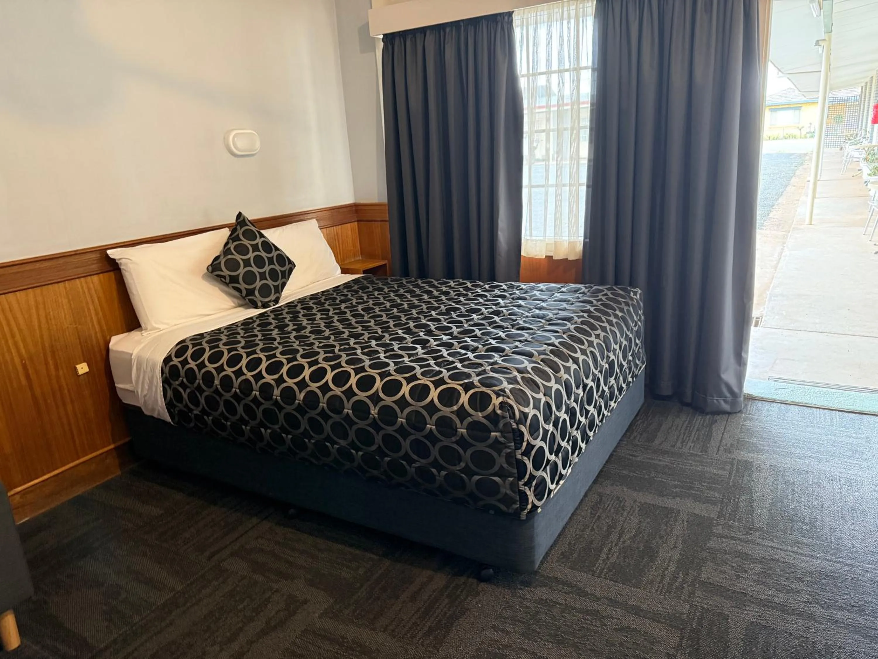 Bed in County Lodge Motor Inn