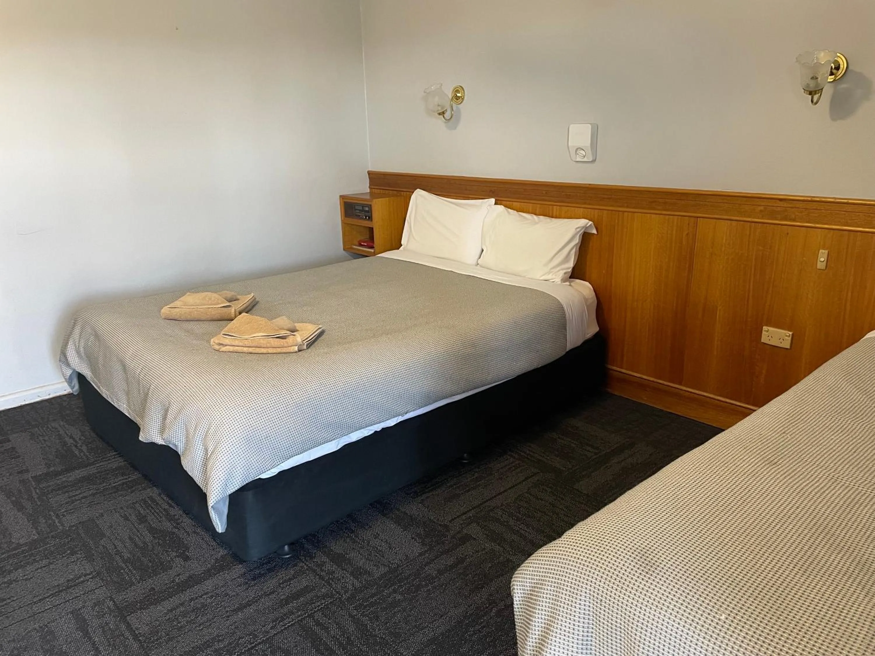 Bed in County Lodge Motor Inn