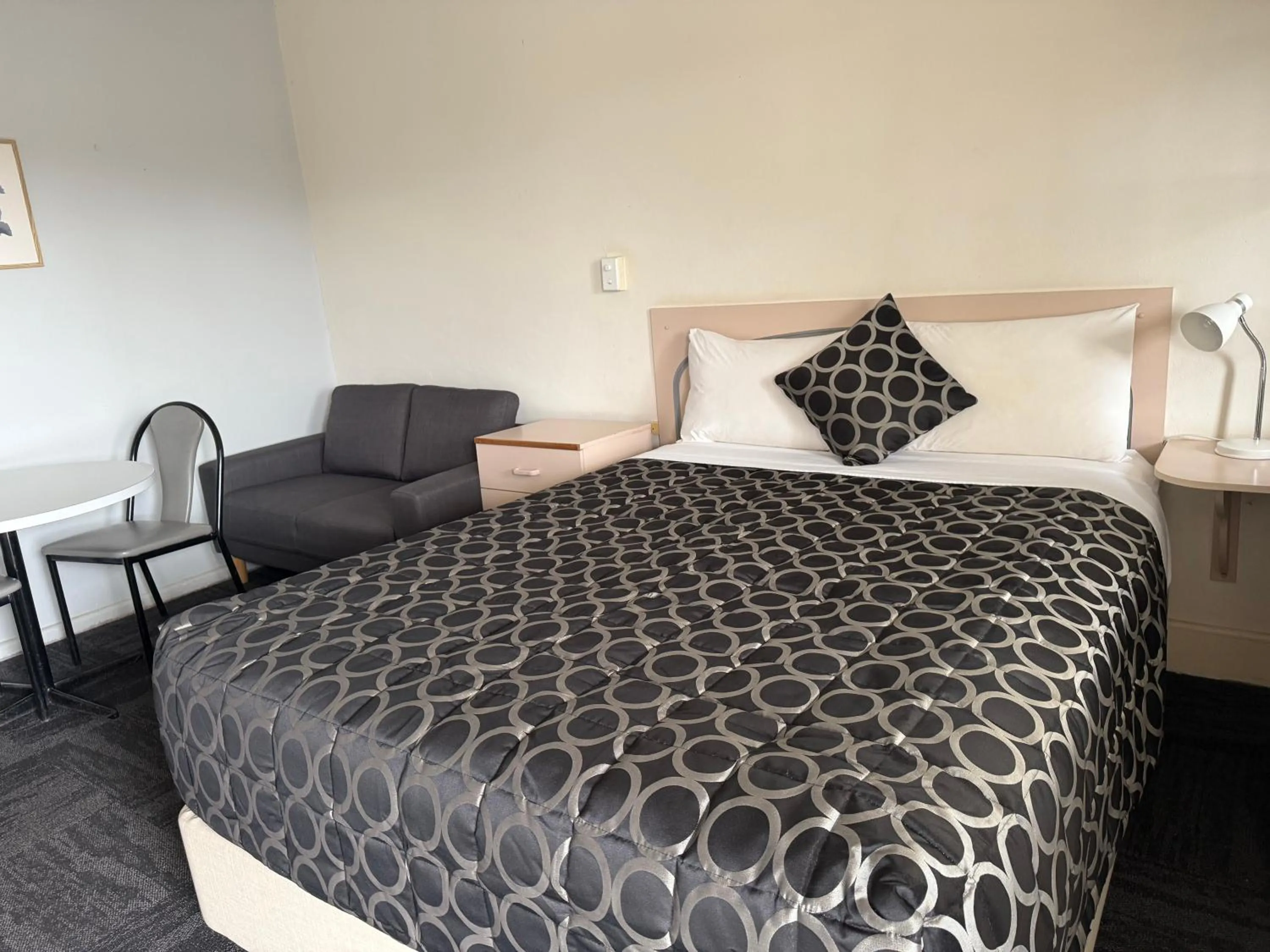 Bed in County Lodge Motor Inn