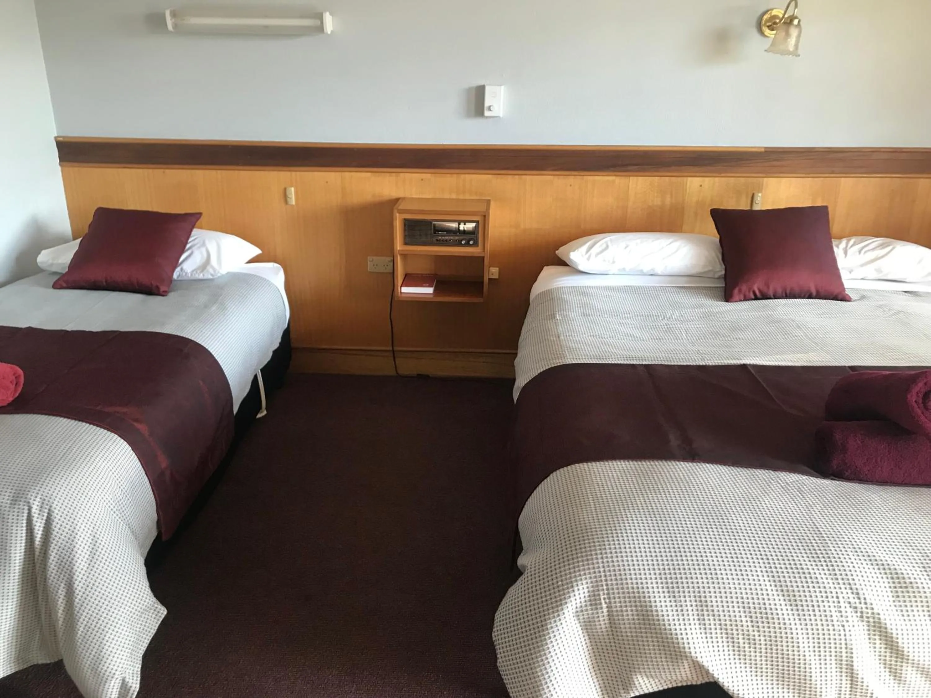 Bed in County Lodge Motor Inn