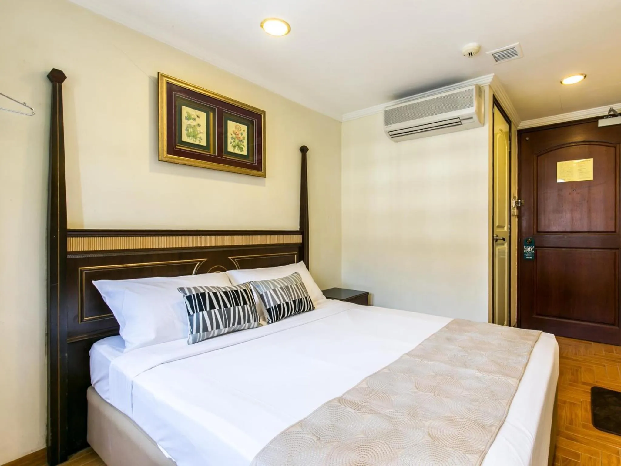 Bed in Hotel 81 Chinatown