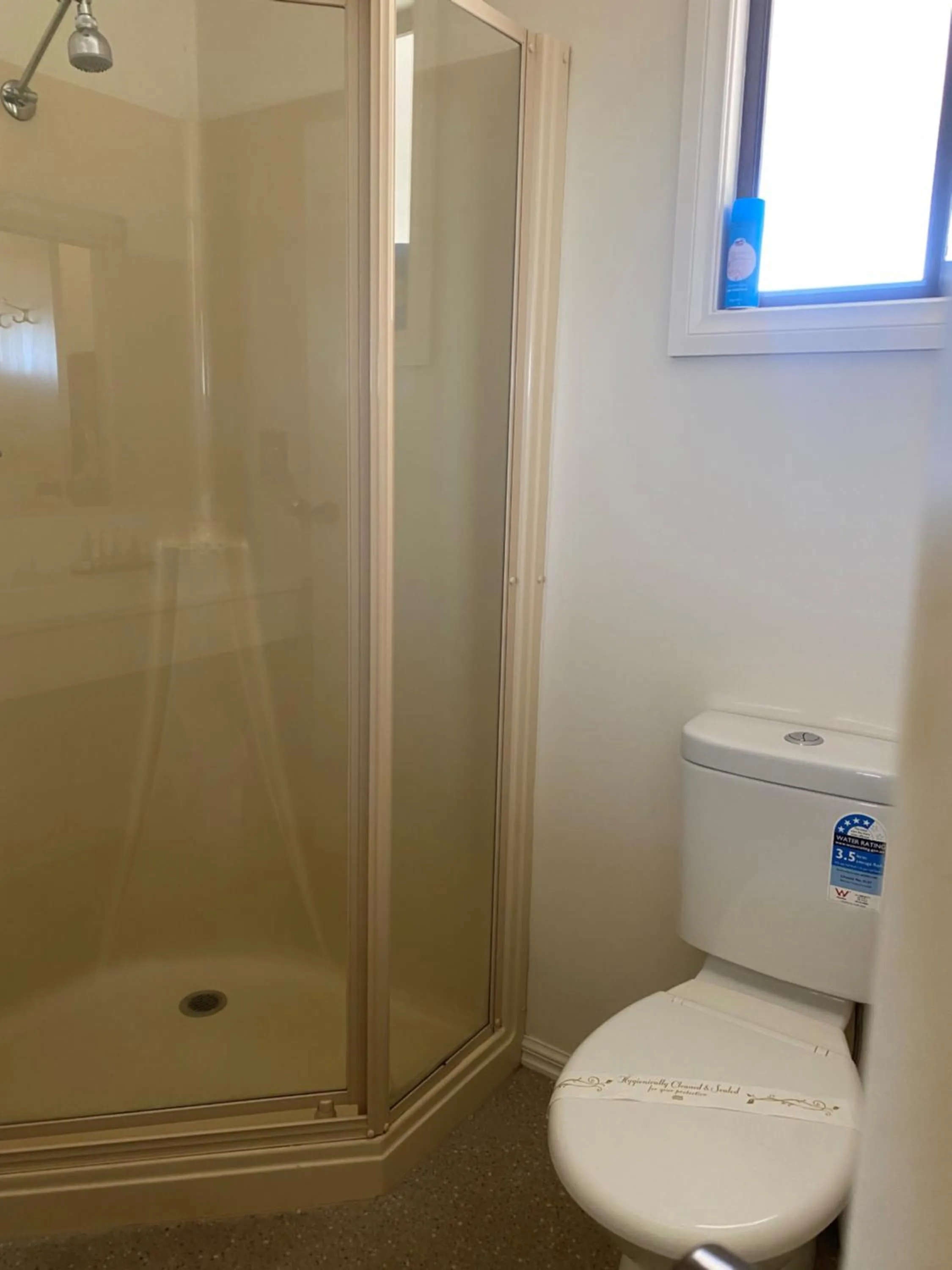 Bathroom in Deniliquin Country Club Motor Inn