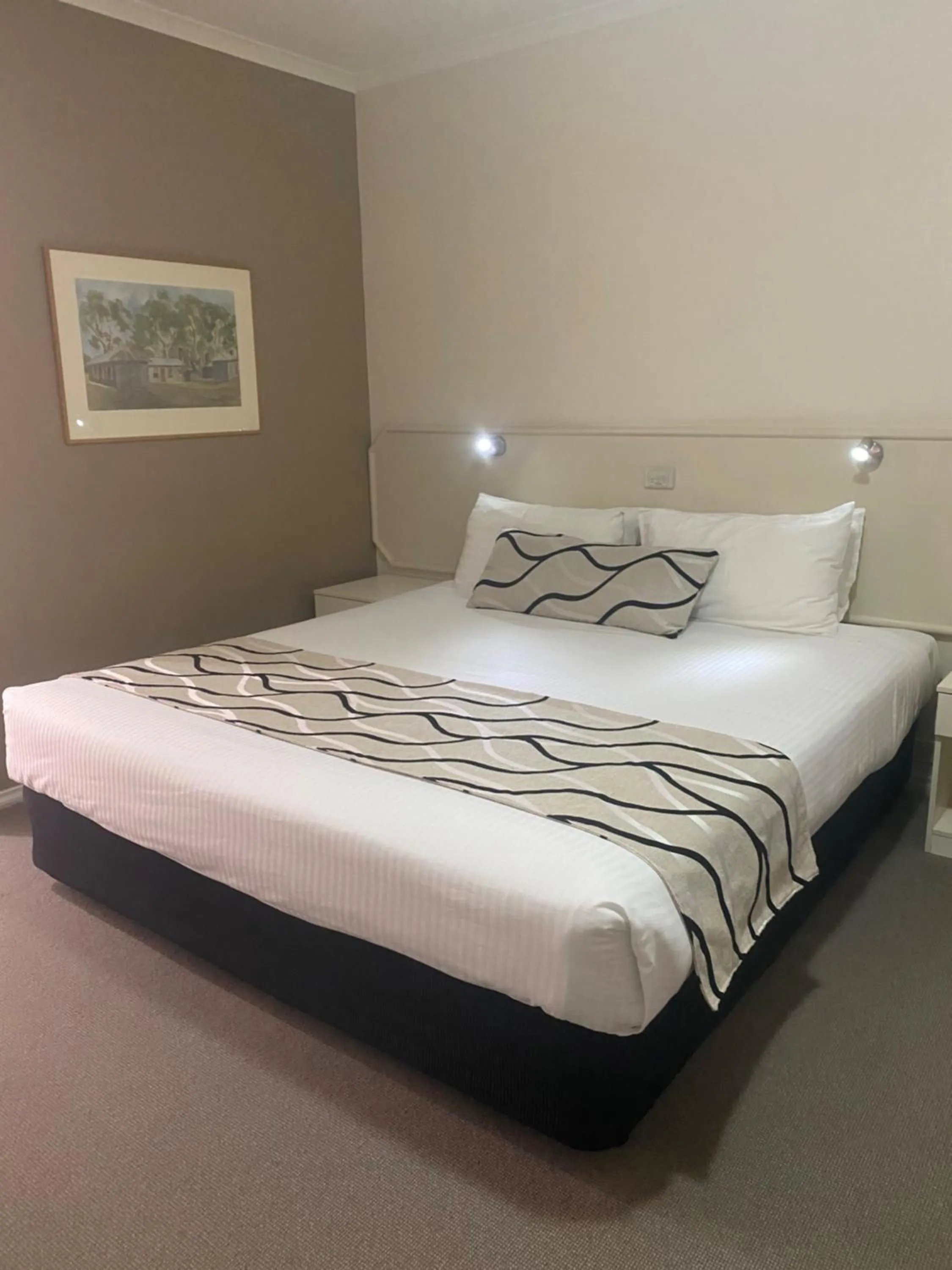 Bed in Deniliquin Country Club Motor Inn